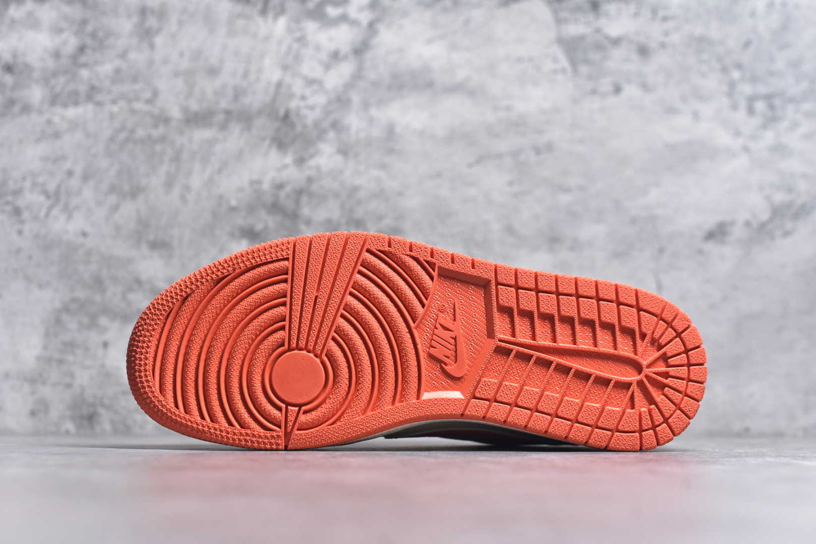 图片[6]-#Travis Scott x Fragment Design x Air Jordan 1 Low OG SP AJ1 斯图西联名 夏日橙 低帮文化休闲板鞋 LD2025-020 #多方联名合作融合了Travis Scott 独特的音乐风格，藤原浩个性的设计风格以及Jordan品牌的经典元素 使其成为一双具有独特身份和价值的鞋子 清新而立体的外观加上联名标识更突出了其独特身份 这种配色方案显示出活力和时尚感 在视觉上引人注目 鞋身的质感和细腻的细节处理使其显得高端而格调十足 这款“倒钩”联名是设计与创意完美结合 融合多方的个性风格是一款备受瞩目的潮流鞋款 尺码：36 36.5 37.5 38 38.5 39 40 40.5 41 42 42.5 43 44 44.5 45 9.E5-选品中心