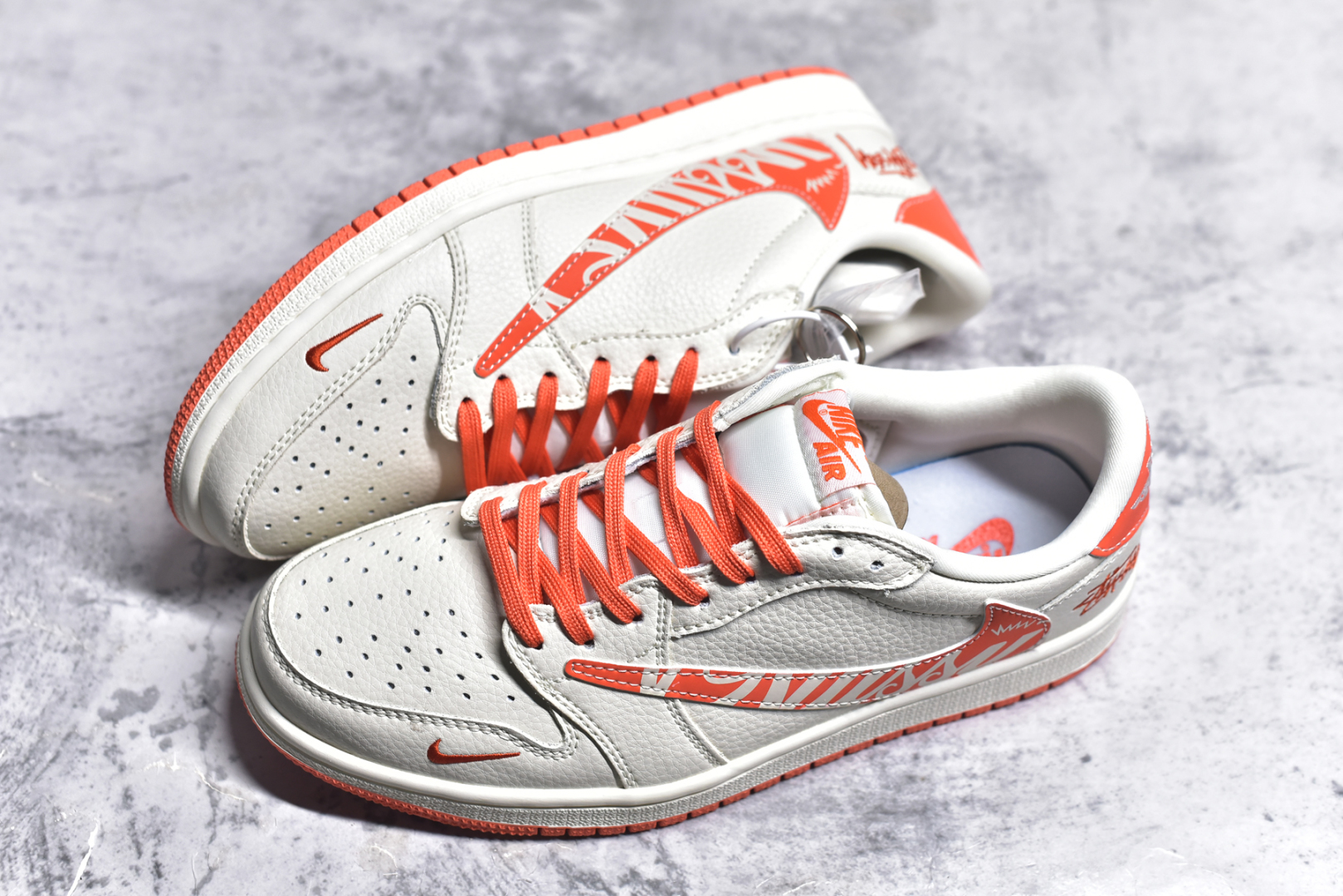 图片[7]-#Travis Scott x Fragment Design x Air Jordan 1 Low OG SP AJ1 斯图西联名 夏日橙 低帮文化休闲板鞋 LD2025-020 #多方联名合作融合了Travis Scott 独特的音乐风格，藤原浩个性的设计风格以及Jordan品牌的经典元素 使其成为一双具有独特身份和价值的鞋子 清新而立体的外观加上联名标识更突出了其独特身份 这种配色方案显示出活力和时尚感 在视觉上引人注目 鞋身的质感和细腻的细节处理使其显得高端而格调十足 这款“倒钩”联名是设计与创意完美结合 融合多方的个性风格是一款备受瞩目的潮流鞋款 尺码：36 36.5 37.5 38 38.5 39 40 40.5 41 42 42.5 43 44 44.5 45 9.E5-选品中心