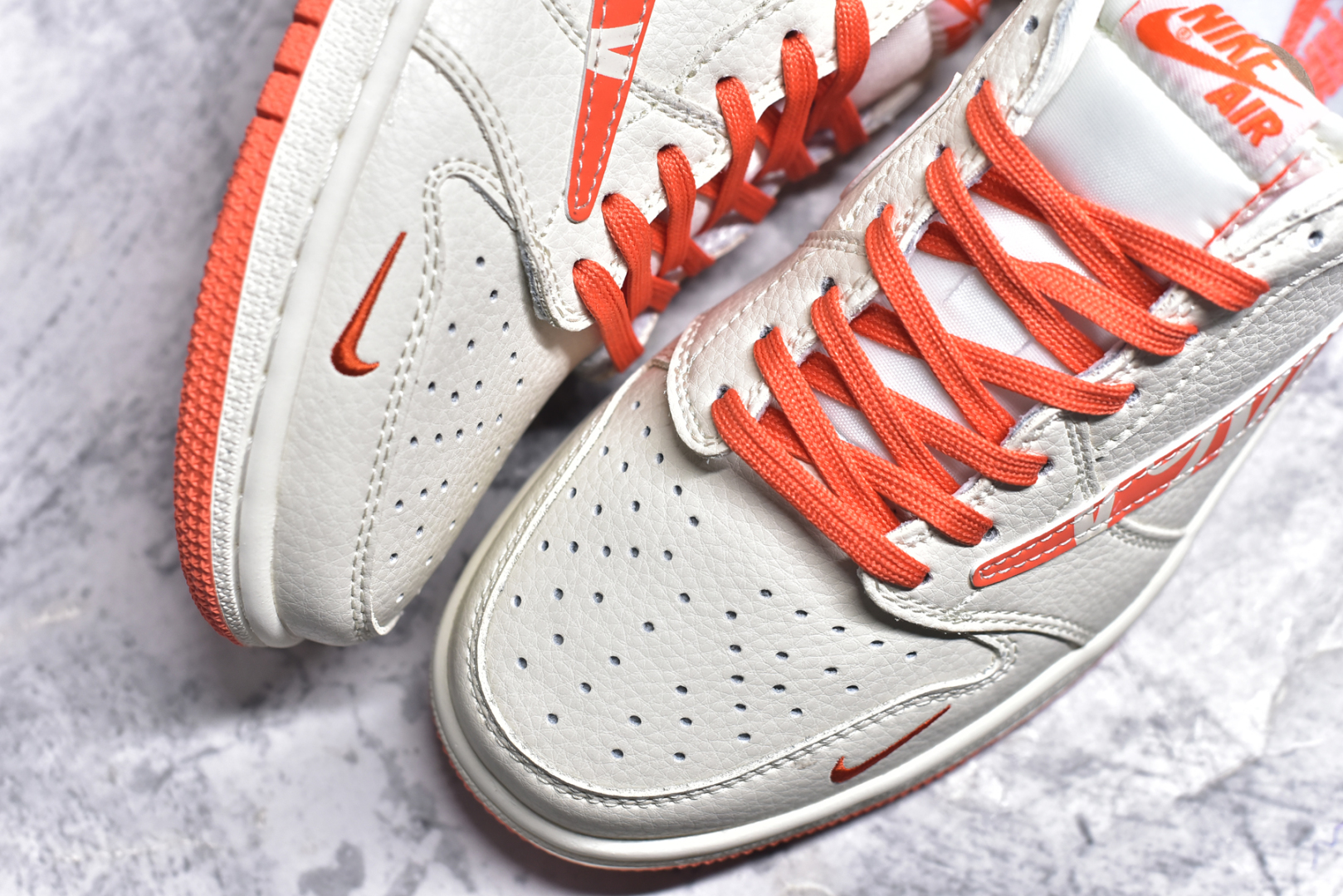 图片[8]-#Travis Scott x Fragment Design x Air Jordan 1 Low OG SP AJ1 斯图西联名 夏日橙 低帮文化休闲板鞋 LD2025-020 #多方联名合作融合了Travis Scott 独特的音乐风格，藤原浩个性的设计风格以及Jordan品牌的经典元素 使其成为一双具有独特身份和价值的鞋子 清新而立体的外观加上联名标识更突出了其独特身份 这种配色方案显示出活力和时尚感 在视觉上引人注目 鞋身的质感和细腻的细节处理使其显得高端而格调十足 这款“倒钩”联名是设计与创意完美结合 融合多方的个性风格是一款备受瞩目的潮流鞋款 尺码：36 36.5 37.5 38 38.5 39 40 40.5 41 42 42.5 43 44 44.5 45 9.E5-选品中心
