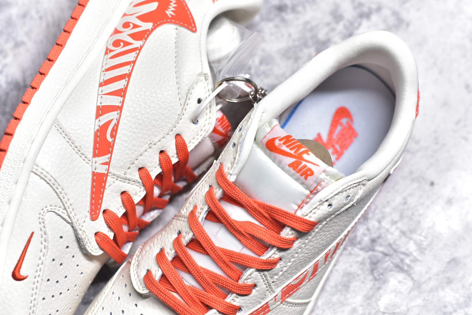 图片[9]-#Travis Scott x Fragment Design x Air Jordan 1 Low OG SP AJ1 斯图西联名 夏日橙 低帮文化休闲板鞋 LD2025-020 #多方联名合作融合了Travis Scott 独特的音乐风格，藤原浩个性的设计风格以及Jordan品牌的经典元素 使其成为一双具有独特身份和价值的鞋子 清新而立体的外观加上联名标识更突出了其独特身份 这种配色方案显示出活力和时尚感 在视觉上引人注目 鞋身的质感和细腻的细节处理使其显得高端而格调十足 这款“倒钩”联名是设计与创意完美结合 融合多方的个性风格是一款备受瞩目的潮流鞋款 尺码：36 36.5 37.5 38 38.5 39 40 40.5 41 42 42.5 43 44 44.5 45 9.E5-选品中心