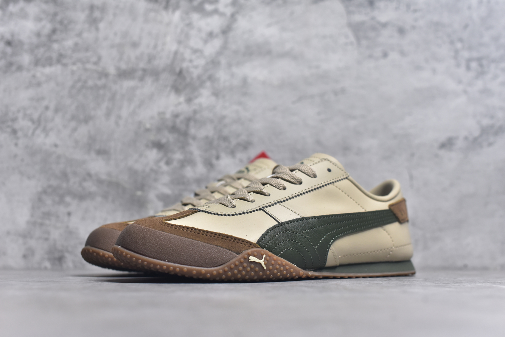图片[2]-#PUMA Bella UT Low 彪马贝拉UT系列低帮薄底德训复古风经典百搭休闲慢跑鞋 继将 Speedcat OG 带回后，近日 Puma 再以品牌档案室的经典鞋型 Bella OG 为蓝本，推出契合时下薄底球鞋趋势的 Bella UT 鞋款。自 21 世纪初问世以来，Bella OG 鞋型以其独特的薄底设计和上翻外底设计收获了众多年轻拥趸，更是 PUMA DNA 中不可磨灭的经典。此番重新推出的 Bella UT 鞋款，整体鞋面采用上乘皮革材质，并延续 Formstrip 设计语言；鞋头处采用精致的包头设计，搭配麂皮材质提升质感；鞋底部分保留 Bella 鞋款标志性的薄底和点状橡胶外底，上翘的设计包裹鞋面；鞋舌与鞋跟分别点缀美洲狮 Logo 与品牌字母 Logo。值得一提的是，本次 Bella UT 鞋款搭载 SOFTFOAM+ 鞋垫，兼顾美学设计与穿着舒适度。而配色上则提供白、黄、蓝、银、粉五款颜色。尺码：35.5 36 37 37.5 38 39 39.5 40 40.5 41 42 42.5 43 44 44.5 45-选品中心