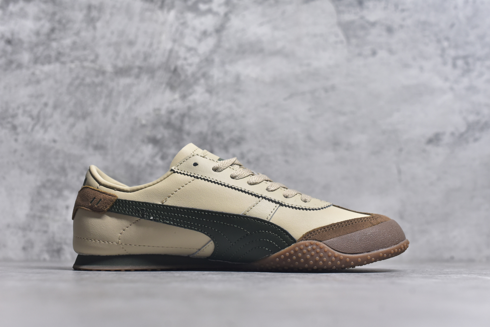 图片[3]-#PUMA Bella UT Low 彪马贝拉UT系列低帮薄底德训复古风经典百搭休闲慢跑鞋 继将 Speedcat OG 带回后，近日 Puma 再以品牌档案室的经典鞋型 Bella OG 为蓝本，推出契合时下薄底球鞋趋势的 Bella UT 鞋款。自 21 世纪初问世以来，Bella OG 鞋型以其独特的薄底设计和上翻外底设计收获了众多年轻拥趸，更是 PUMA DNA 中不可磨灭的经典。此番重新推出的 Bella UT 鞋款，整体鞋面采用上乘皮革材质，并延续 Formstrip 设计语言；鞋头处采用精致的包头设计，搭配麂皮材质提升质感；鞋底部分保留 Bella 鞋款标志性的薄底和点状橡胶外底，上翘的设计包裹鞋面；鞋舌与鞋跟分别点缀美洲狮 Logo 与品牌字母 Logo。值得一提的是，本次 Bella UT 鞋款搭载 SOFTFOAM+ 鞋垫，兼顾美学设计与穿着舒适度。而配色上则提供白、黄、蓝、银、粉五款颜色。尺码：35.5 36 37 37.5 38 39 39.5 40 40.5 41 42 42.5 43 44 44.5 45-选品中心