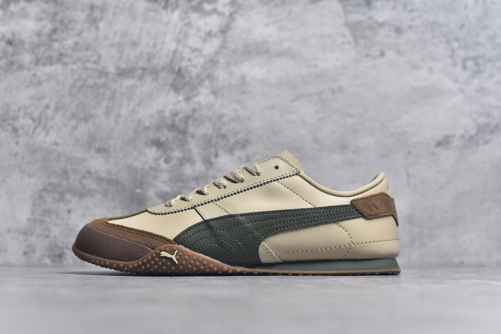 #PUMA Bella UT Low 彪马贝拉UT系列低帮薄底德训复古风经典百搭休闲慢跑鞋 继将 Speedcat OG 带回后，近日 Puma 再以品牌档案室的经典鞋型 Bella OG 为蓝本，推出契合时下薄底球鞋趋势的 Bella UT 鞋款。自 21 世纪初问世以来，Bella OG 鞋型以其独特的薄底设计和上翻外底设计收获了众多年轻拥趸，更是 PUMA DNA 中不可磨灭的经典。此番重新推出的 Bella UT 鞋款，整体鞋面采用上乘皮革材质，并延续 Formstrip 设计语言；鞋头处采用精致的包头设计，搭配麂皮材质提升质感；鞋底部分保留 Bella 鞋款标志性的薄底和点状橡胶外底，上翘的设计包裹鞋面；鞋舌与鞋跟分别点缀美洲狮 Logo 与品牌字母 Logo。值得一提的是，本次 Bella UT 鞋款搭载 SOFTFOAM+ 鞋垫，兼顾美学设计与穿着舒适度。而配色上则提供白、黄、蓝、银、粉五款颜色。尺码：35.5 36 37 37.5 38 39 39.5 40 40.5 41 42 42.5 43 44 44.5 45-选品中心