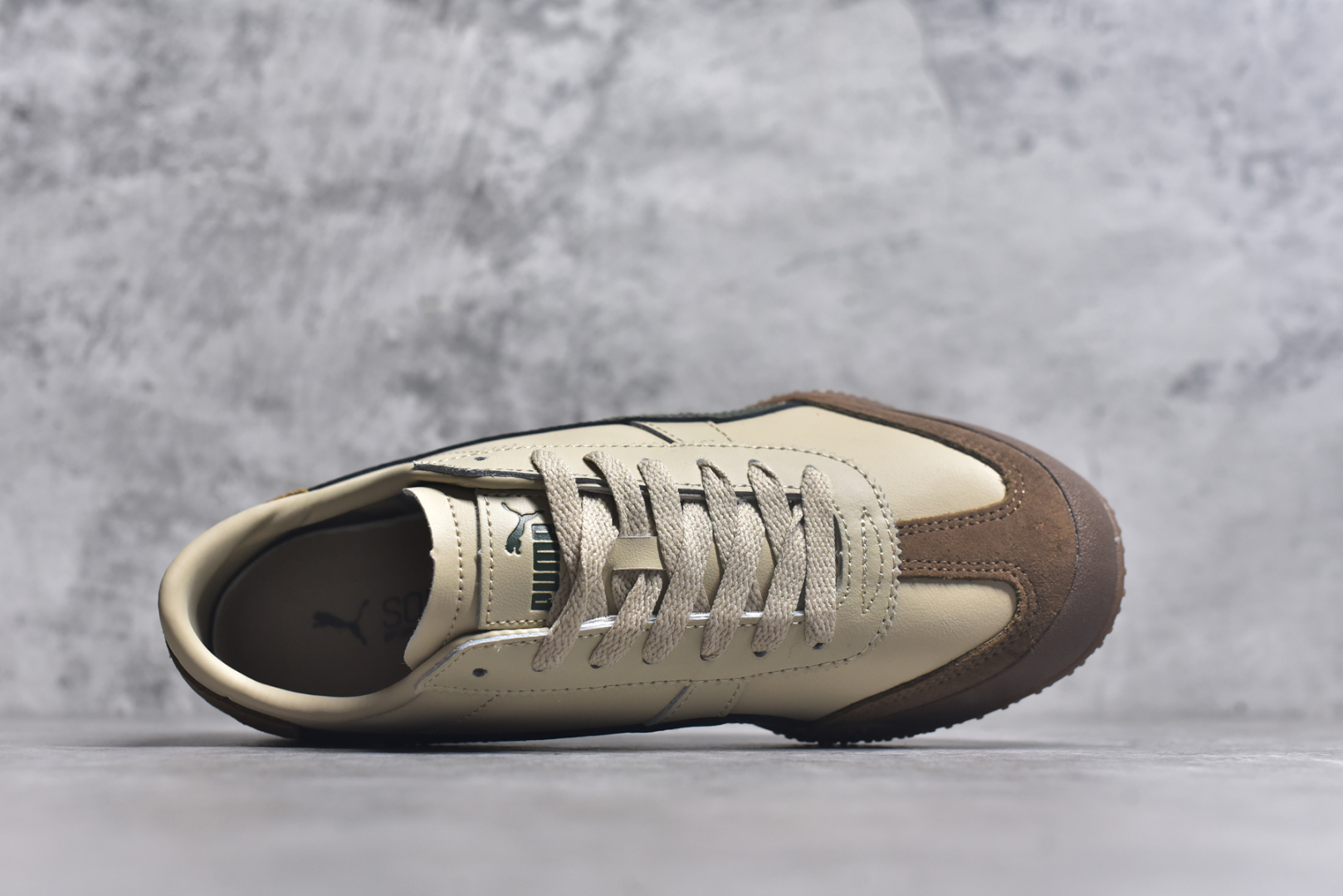 图片[4]-#PUMA Bella UT Low 彪马贝拉UT系列低帮薄底德训复古风经典百搭休闲慢跑鞋 继将 Speedcat OG 带回后，近日 Puma 再以品牌档案室的经典鞋型 Bella OG 为蓝本，推出契合时下薄底球鞋趋势的 Bella UT 鞋款。自 21 世纪初问世以来，Bella OG 鞋型以其独特的薄底设计和上翻外底设计收获了众多年轻拥趸，更是 PUMA DNA 中不可磨灭的经典。此番重新推出的 Bella UT 鞋款，整体鞋面采用上乘皮革材质，并延续 Formstrip 设计语言；鞋头处采用精致的包头设计，搭配麂皮材质提升质感；鞋底部分保留 Bella 鞋款标志性的薄底和点状橡胶外底，上翘的设计包裹鞋面；鞋舌与鞋跟分别点缀美洲狮 Logo 与品牌字母 Logo。值得一提的是，本次 Bella UT 鞋款搭载 SOFTFOAM+ 鞋垫，兼顾美学设计与穿着舒适度。而配色上则提供白、黄、蓝、银、粉五款颜色。尺码：35.5 36 37 37.5 38 39 39.5 40 40.5 41 42 42.5 43 44 44.5 45-选品中心