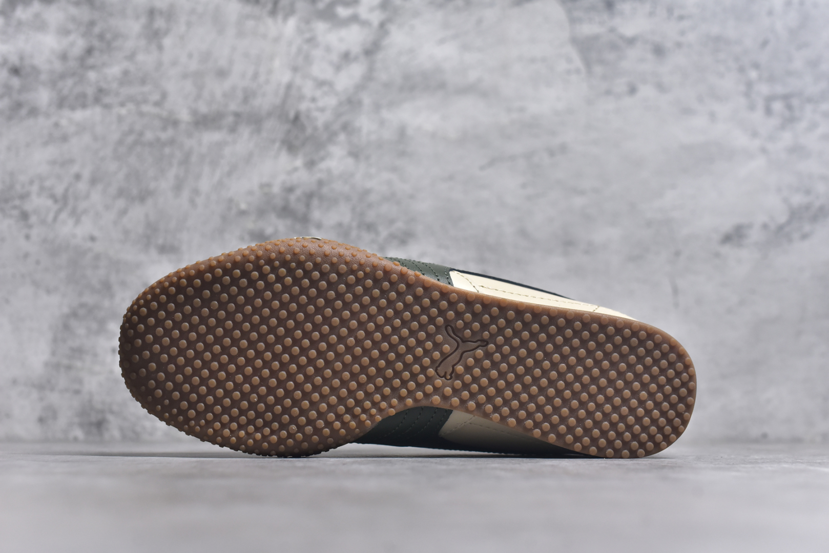 图片[6]-#PUMA Bella UT Low 彪马贝拉UT系列低帮薄底德训复古风经典百搭休闲慢跑鞋 继将 Speedcat OG 带回后，近日 Puma 再以品牌档案室的经典鞋型 Bella OG 为蓝本，推出契合时下薄底球鞋趋势的 Bella UT 鞋款。自 21 世纪初问世以来，Bella OG 鞋型以其独特的薄底设计和上翻外底设计收获了众多年轻拥趸，更是 PUMA DNA 中不可磨灭的经典。此番重新推出的 Bella UT 鞋款，整体鞋面采用上乘皮革材质，并延续 Formstrip 设计语言；鞋头处采用精致的包头设计，搭配麂皮材质提升质感；鞋底部分保留 Bella 鞋款标志性的薄底和点状橡胶外底，上翘的设计包裹鞋面；鞋舌与鞋跟分别点缀美洲狮 Logo 与品牌字母 Logo。值得一提的是，本次 Bella UT 鞋款搭载 SOFTFOAM+ 鞋垫，兼顾美学设计与穿着舒适度。而配色上则提供白、黄、蓝、银、粉五款颜色。尺码：35.5 36 37 37.5 38 39 39.5 40 40.5 41 42 42.5 43 44 44.5 45-选品中心