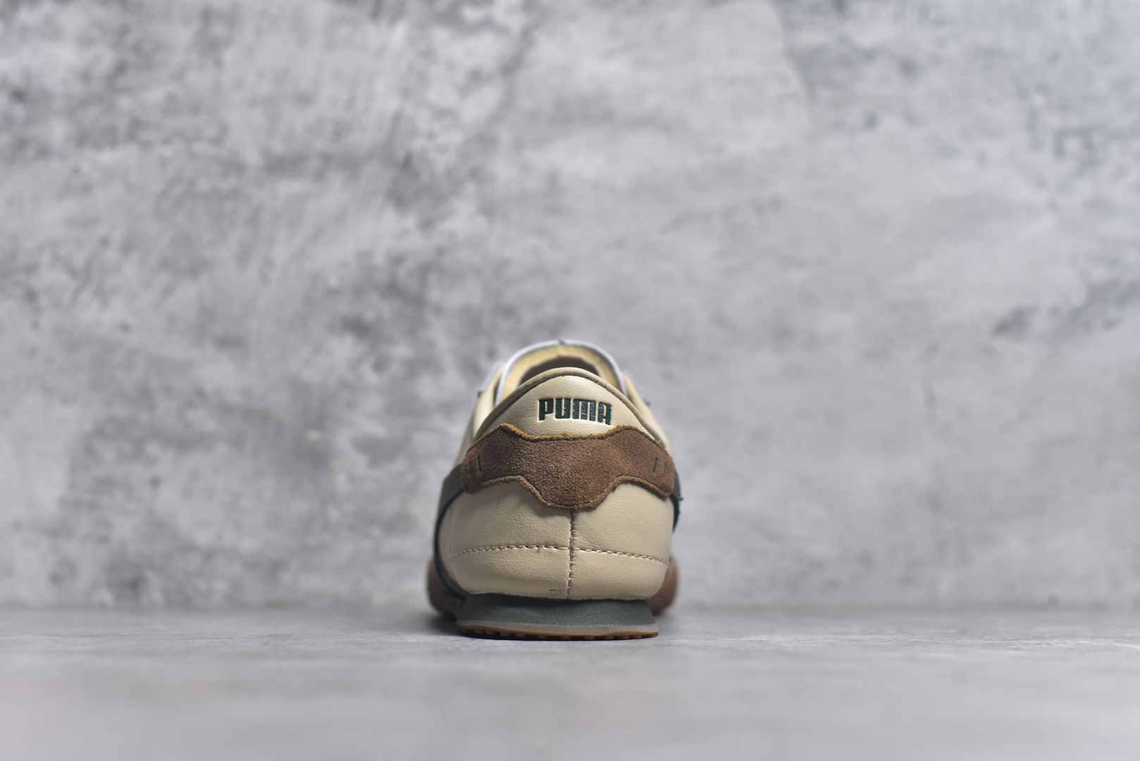 图片[5]-#PUMA Bella UT Low 彪马贝拉UT系列低帮薄底德训复古风经典百搭休闲慢跑鞋 继将 Speedcat OG 带回后，近日 Puma 再以品牌档案室的经典鞋型 Bella OG 为蓝本，推出契合时下薄底球鞋趋势的 Bella UT 鞋款。自 21 世纪初问世以来，Bella OG 鞋型以其独特的薄底设计和上翻外底设计收获了众多年轻拥趸，更是 PUMA DNA 中不可磨灭的经典。此番重新推出的 Bella UT 鞋款，整体鞋面采用上乘皮革材质，并延续 Formstrip 设计语言；鞋头处采用精致的包头设计，搭配麂皮材质提升质感；鞋底部分保留 Bella 鞋款标志性的薄底和点状橡胶外底，上翘的设计包裹鞋面；鞋舌与鞋跟分别点缀美洲狮 Logo 与品牌字母 Logo。值得一提的是，本次 Bella UT 鞋款搭载 SOFTFOAM+ 鞋垫，兼顾美学设计与穿着舒适度。而配色上则提供白、黄、蓝、银、粉五款颜色。尺码：35.5 36 37 37.5 38 39 39.5 40 40.5 41 42 42.5 43 44 44.5 45-选品中心