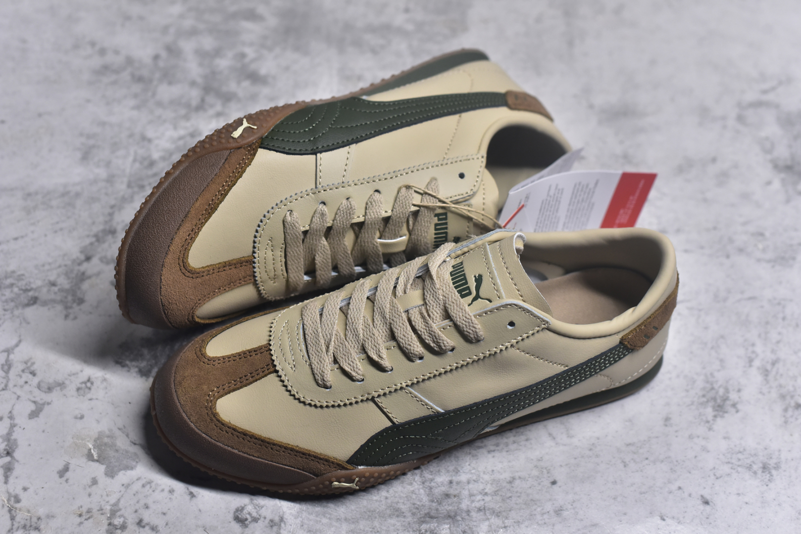 图片[7]-#PUMA Bella UT Low 彪马贝拉UT系列低帮薄底德训复古风经典百搭休闲慢跑鞋 继将 Speedcat OG 带回后，近日 Puma 再以品牌档案室的经典鞋型 Bella OG 为蓝本，推出契合时下薄底球鞋趋势的 Bella UT 鞋款。自 21 世纪初问世以来，Bella OG 鞋型以其独特的薄底设计和上翻外底设计收获了众多年轻拥趸，更是 PUMA DNA 中不可磨灭的经典。此番重新推出的 Bella UT 鞋款，整体鞋面采用上乘皮革材质，并延续 Formstrip 设计语言；鞋头处采用精致的包头设计，搭配麂皮材质提升质感；鞋底部分保留 Bella 鞋款标志性的薄底和点状橡胶外底，上翘的设计包裹鞋面；鞋舌与鞋跟分别点缀美洲狮 Logo 与品牌字母 Logo。值得一提的是，本次 Bella UT 鞋款搭载 SOFTFOAM+ 鞋垫，兼顾美学设计与穿着舒适度。而配色上则提供白、黄、蓝、银、粉五款颜色。尺码：35.5 36 37 37.5 38 39 39.5 40 40.5 41 42 42.5 43 44 44.5 45-选品中心