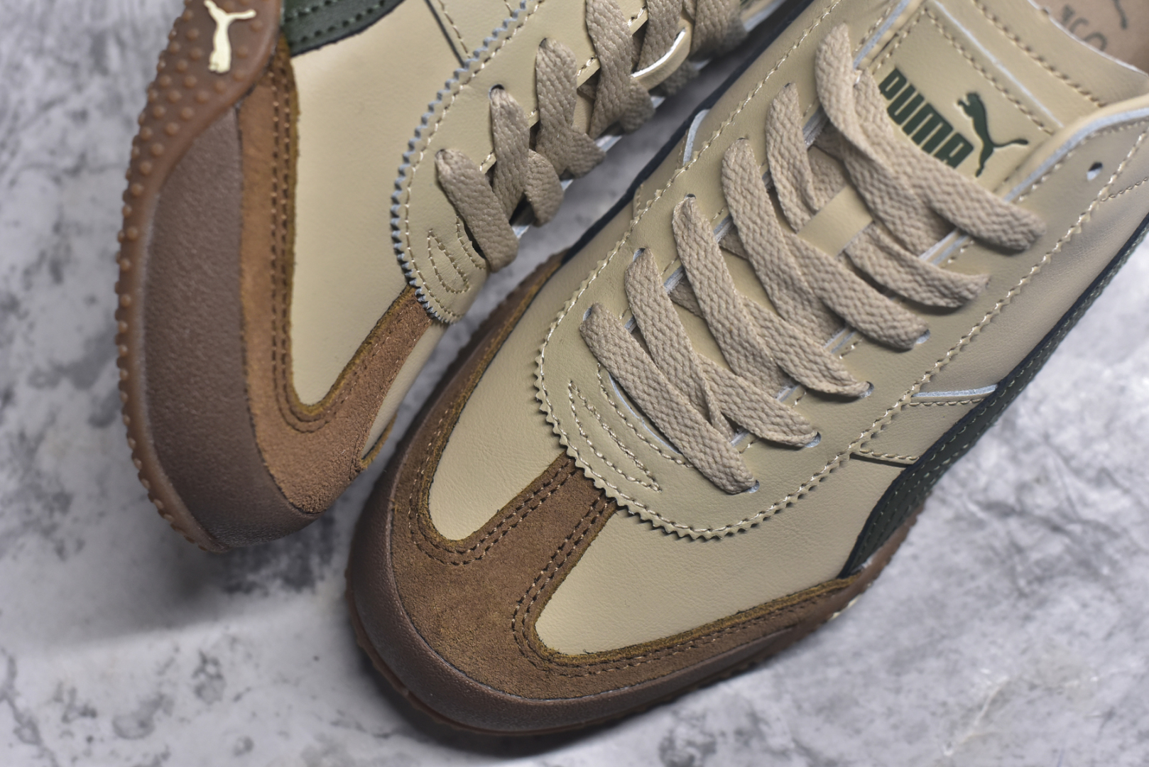 图片[8]-#PUMA Bella UT Low 彪马贝拉UT系列低帮薄底德训复古风经典百搭休闲慢跑鞋 继将 Speedcat OG 带回后，近日 Puma 再以品牌档案室的经典鞋型 Bella OG 为蓝本，推出契合时下薄底球鞋趋势的 Bella UT 鞋款。自 21 世纪初问世以来，Bella OG 鞋型以其独特的薄底设计和上翻外底设计收获了众多年轻拥趸，更是 PUMA DNA 中不可磨灭的经典。此番重新推出的 Bella UT 鞋款，整体鞋面采用上乘皮革材质，并延续 Formstrip 设计语言；鞋头处采用精致的包头设计，搭配麂皮材质提升质感；鞋底部分保留 Bella 鞋款标志性的薄底和点状橡胶外底，上翘的设计包裹鞋面；鞋舌与鞋跟分别点缀美洲狮 Logo 与品牌字母 Logo。值得一提的是，本次 Bella UT 鞋款搭载 SOFTFOAM+ 鞋垫，兼顾美学设计与穿着舒适度。而配色上则提供白、黄、蓝、银、粉五款颜色。尺码：35.5 36 37 37.5 38 39 39.5 40 40.5 41 42 42.5 43 44 44.5 45-选品中心