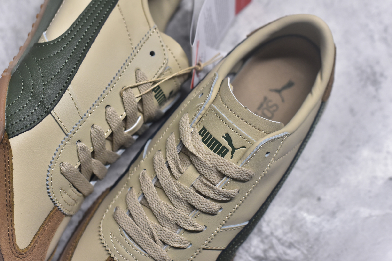 图片[9]-#PUMA Bella UT Low 彪马贝拉UT系列低帮薄底德训复古风经典百搭休闲慢跑鞋 继将 Speedcat OG 带回后，近日 Puma 再以品牌档案室的经典鞋型 Bella OG 为蓝本，推出契合时下薄底球鞋趋势的 Bella UT 鞋款。自 21 世纪初问世以来，Bella OG 鞋型以其独特的薄底设计和上翻外底设计收获了众多年轻拥趸，更是 PUMA DNA 中不可磨灭的经典。此番重新推出的 Bella UT 鞋款，整体鞋面采用上乘皮革材质，并延续 Formstrip 设计语言；鞋头处采用精致的包头设计，搭配麂皮材质提升质感；鞋底部分保留 Bella 鞋款标志性的薄底和点状橡胶外底，上翘的设计包裹鞋面；鞋舌与鞋跟分别点缀美洲狮 Logo 与品牌字母 Logo。值得一提的是，本次 Bella UT 鞋款搭载 SOFTFOAM+ 鞋垫，兼顾美学设计与穿着舒适度。而配色上则提供白、黄、蓝、银、粉五款颜色。尺码：35.5 36 37 37.5 38 39 39.5 40 40.5 41 42 42.5 43 44 44.5 45-选品中心