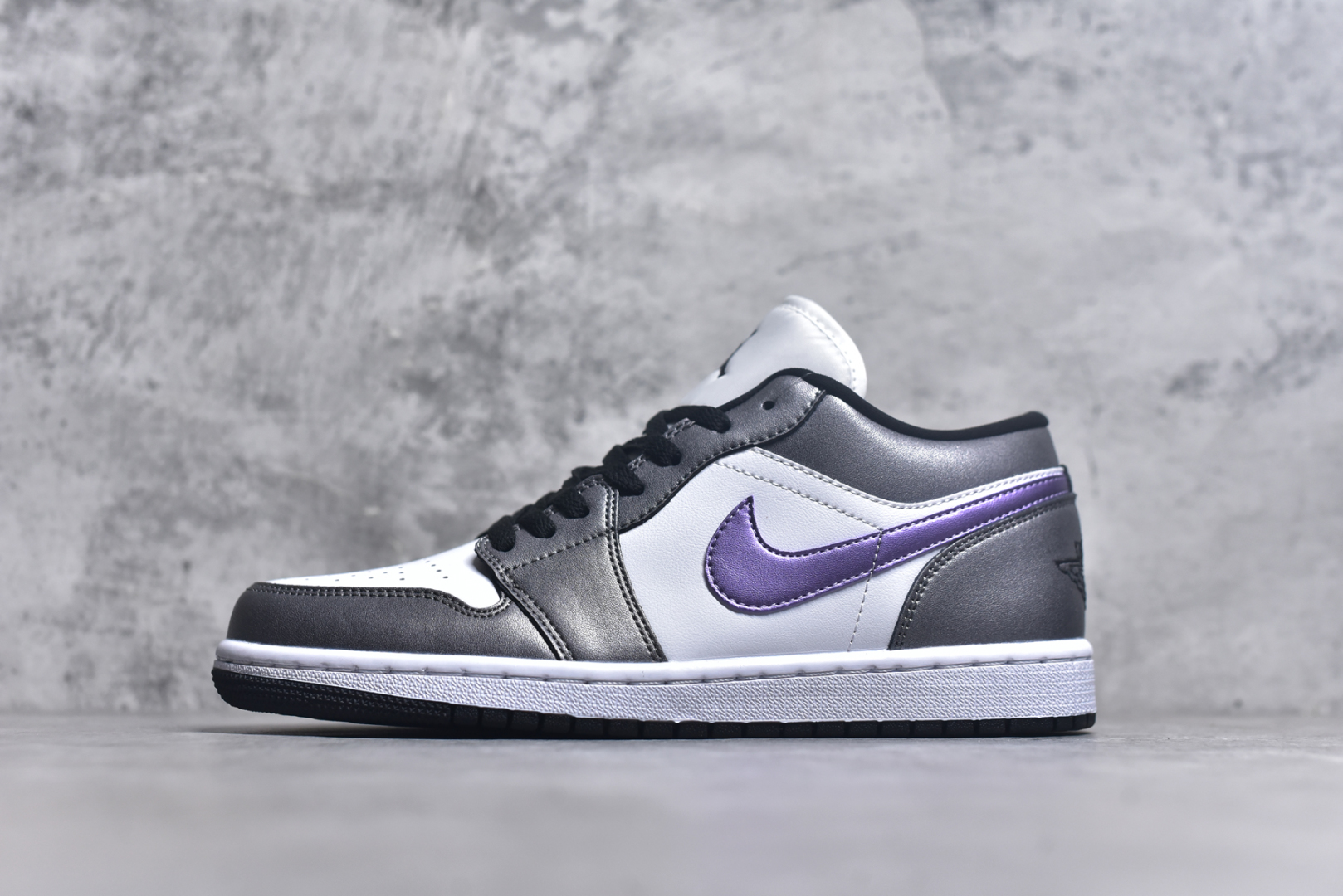 #Jordan AJ1 Low 低帮 紫黑 HJ5910-105 全新流水线出品 DT版本唯一平替选择 市场第二梯队最强版 全部原鞋开发 原楦原纸板开发 全鞋电脑针车 原厂内置全掌气垫 原盒内在原标 唯一Zp原版鞋带绑法 免检产品 全新2022版型 全头层皮料 完美零毛边处理 原厂配置全掌气垫 价格定位良心 几十个配色陆续出货 实拍调校N版已经零色差零失真 百分百还原实物色彩所见即所得 不存在货不对板色差等低级问题 选购参考实物拍摄 不混卖不参货 只用心做好货严格选品 承诺混一赔十 尺码：35.5-44-选品中心