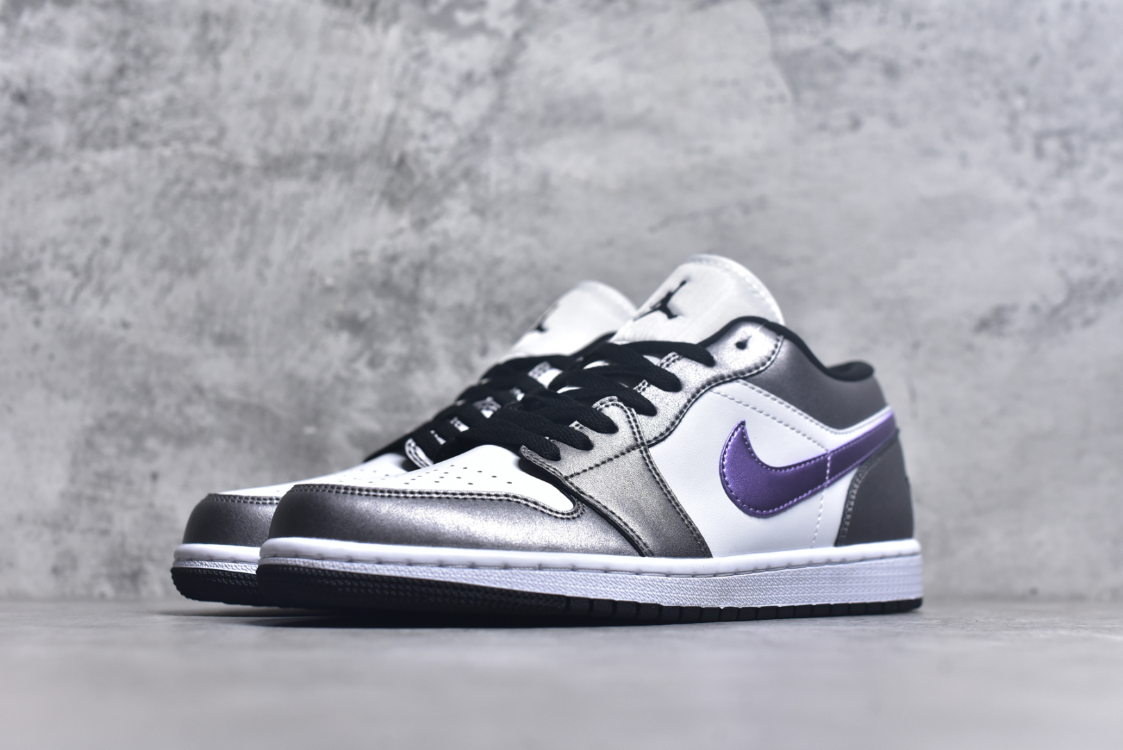 图片[2]-#Jordan AJ1 Low 低帮 紫黑 HJ5910-105 全新流水线出品 DT版本唯一平替选择 市场第二梯队最强版 全部原鞋开发 原楦原纸板开发 全鞋电脑针车 原厂内置全掌气垫 原盒内在原标 唯一Zp原版鞋带绑法 免检产品 全新2022版型 全头层皮料 完美零毛边处理 原厂配置全掌气垫 价格定位良心 几十个配色陆续出货 实拍调校N版已经零色差零失真 百分百还原实物色彩所见即所得 不存在货不对板色差等低级问题 选购参考实物拍摄 不混卖不参货 只用心做好货严格选品 承诺混一赔十 尺码：35.5-44-选品中心