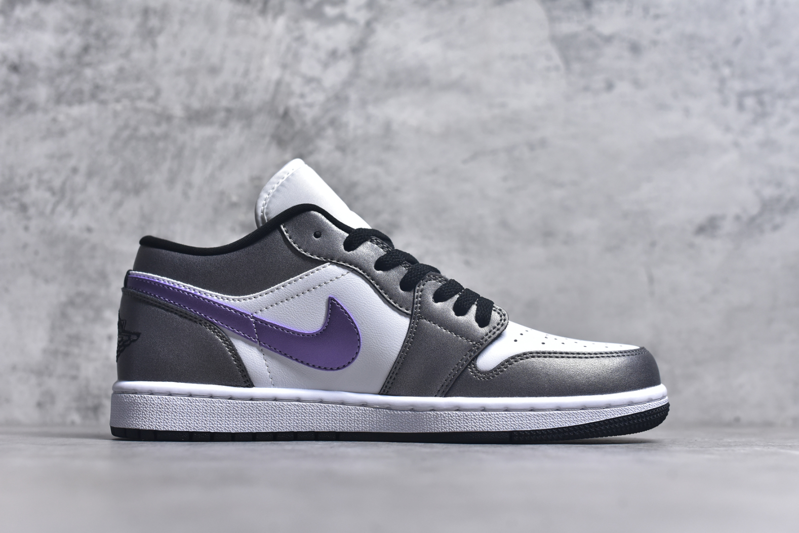 图片[3]-#Jordan AJ1 Low 低帮 紫黑 HJ5910-105 全新流水线出品 DT版本唯一平替选择 市场第二梯队最强版 全部原鞋开发 原楦原纸板开发 全鞋电脑针车 原厂内置全掌气垫 原盒内在原标 唯一Zp原版鞋带绑法 免检产品 全新2022版型 全头层皮料 完美零毛边处理 原厂配置全掌气垫 价格定位良心 几十个配色陆续出货 实拍调校N版已经零色差零失真 百分百还原实物色彩所见即所得 不存在货不对板色差等低级问题 选购参考实物拍摄 不混卖不参货 只用心做好货严格选品 承诺混一赔十 尺码：35.5-44-选品中心