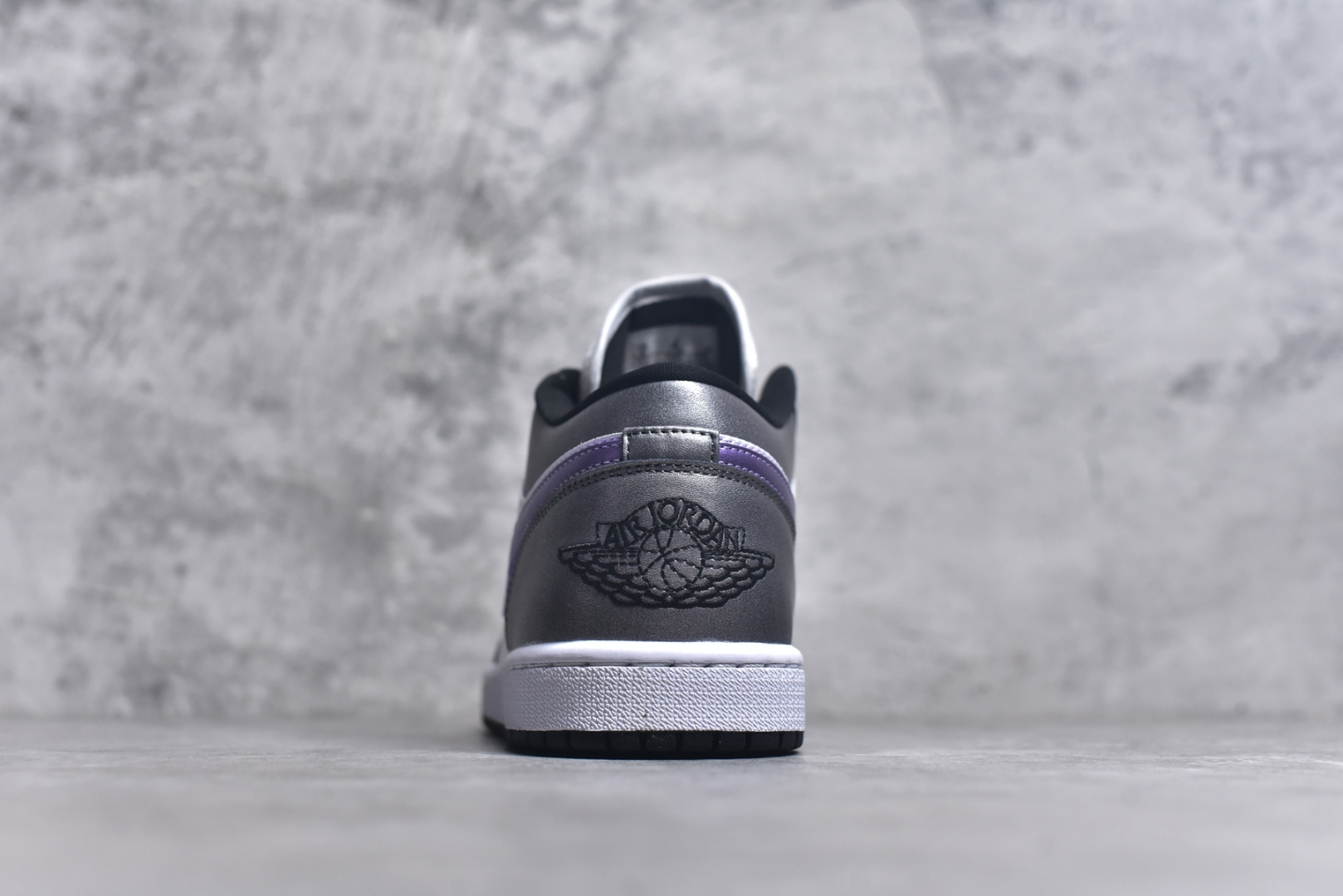 图片[5]-#Jordan AJ1 Low 低帮 紫黑 HJ5910-105 全新流水线出品 DT版本唯一平替选择 市场第二梯队最强版 全部原鞋开发 原楦原纸板开发 全鞋电脑针车 原厂内置全掌气垫 原盒内在原标 唯一Zp原版鞋带绑法 免检产品 全新2022版型 全头层皮料 完美零毛边处理 原厂配置全掌气垫 价格定位良心 几十个配色陆续出货 实拍调校N版已经零色差零失真 百分百还原实物色彩所见即所得 不存在货不对板色差等低级问题 选购参考实物拍摄 不混卖不参货 只用心做好货严格选品 承诺混一赔十 尺码：35.5-44-选品中心