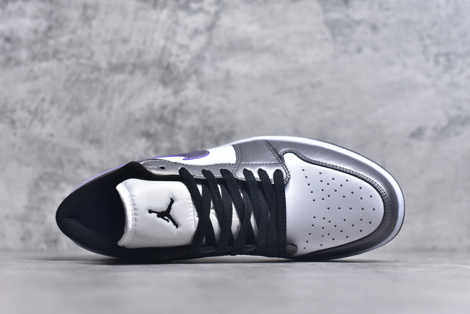 图片[4]-#Jordan AJ1 Low 低帮 紫黑 HJ5910-105 全新流水线出品 DT版本唯一平替选择 市场第二梯队最强版 全部原鞋开发 原楦原纸板开发 全鞋电脑针车 原厂内置全掌气垫 原盒内在原标 唯一Zp原版鞋带绑法 免检产品 全新2022版型 全头层皮料 完美零毛边处理 原厂配置全掌气垫 价格定位良心 几十个配色陆续出货 实拍调校N版已经零色差零失真 百分百还原实物色彩所见即所得 不存在货不对板色差等低级问题 选购参考实物拍摄 不混卖不参货 只用心做好货严格选品 承诺混一赔十 尺码：35.5-44-选品中心