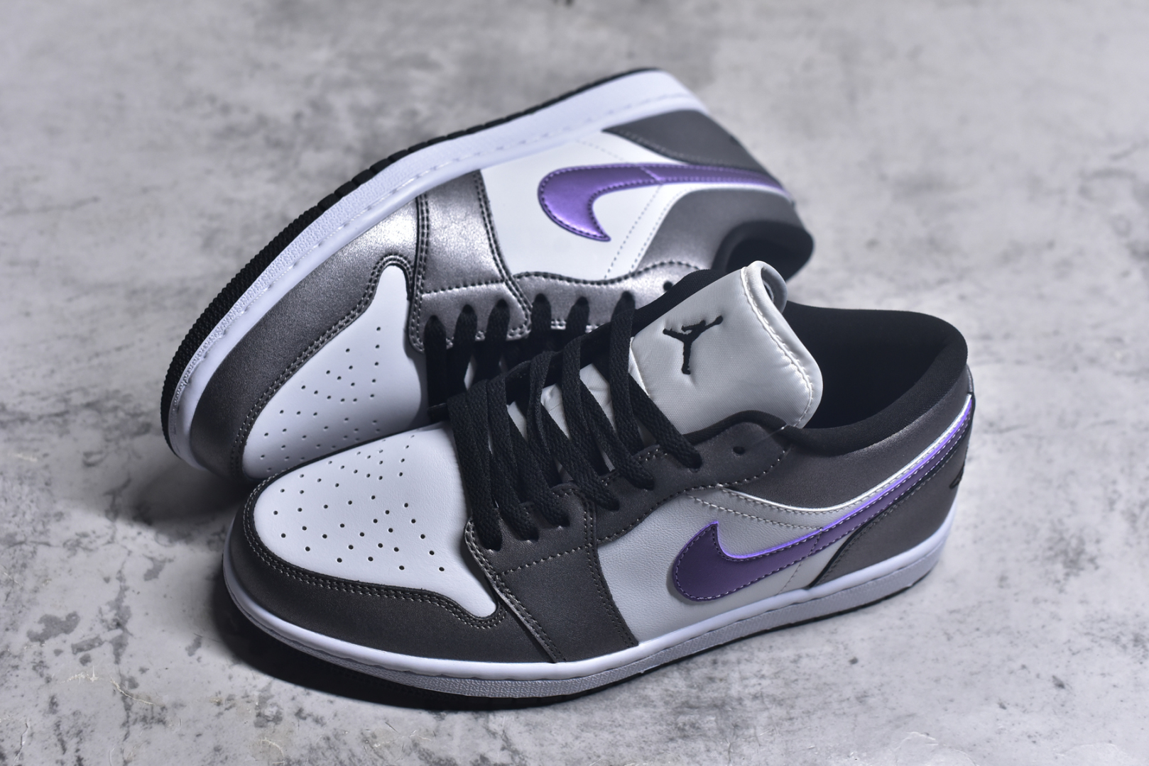 图片[7]-#Jordan AJ1 Low 低帮 紫黑 HJ5910-105 全新流水线出品 DT版本唯一平替选择 市场第二梯队最强版 全部原鞋开发 原楦原纸板开发 全鞋电脑针车 原厂内置全掌气垫 原盒内在原标 唯一Zp原版鞋带绑法 免检产品 全新2022版型 全头层皮料 完美零毛边处理 原厂配置全掌气垫 价格定位良心 几十个配色陆续出货 实拍调校N版已经零色差零失真 百分百还原实物色彩所见即所得 不存在货不对板色差等低级问题 选购参考实物拍摄 不混卖不参货 只用心做好货严格选品 承诺混一赔十 尺码：35.5-44-选品中心