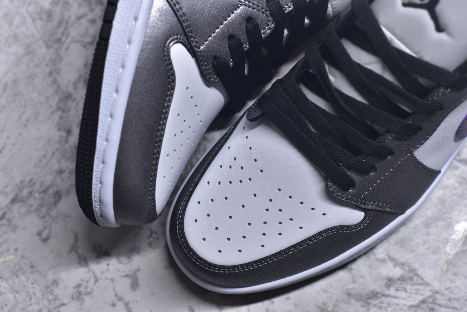 图片[8]-#Jordan AJ1 Low 低帮 紫黑 HJ5910-105 全新流水线出品 DT版本唯一平替选择 市场第二梯队最强版 全部原鞋开发 原楦原纸板开发 全鞋电脑针车 原厂内置全掌气垫 原盒内在原标 唯一Zp原版鞋带绑法 免检产品 全新2022版型 全头层皮料 完美零毛边处理 原厂配置全掌气垫 价格定位良心 几十个配色陆续出货 实拍调校N版已经零色差零失真 百分百还原实物色彩所见即所得 不存在货不对板色差等低级问题 选购参考实物拍摄 不混卖不参货 只用心做好货严格选品 承诺混一赔十 尺码：35.5-44-选品中心