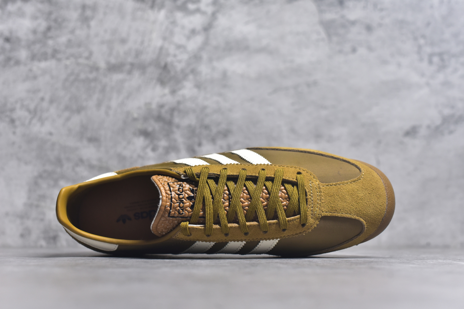 图片[4]-#AD Wmns SL72 OG 系列德训足球风百搭低帮休闲运动板鞋 JH8656 采用高弹EVA+MODEL+RB三层组合底 区别市面RB一体大底 三层组合鞋底重量与原鞋一致 Originals 将有「T 头鞋」造型的诞生于 1972 年的 SL72 鞋款复刻带回 各位买鞋又有新选择了 1972 年 SL72 问世后 引领了后来阿迪达斯的跑鞋发展方向 其中「SL」代表了 Super Light 彰显了产品轻便的特性 1972 年 SL72 问世后 引领了后来阿迪达斯的跑鞋发展方向 其中「SL」代表了 Super Light 彰显了产品轻便的特性 这次 Originals 延续其轻质经典的基因 带来男女两款 SL72 男生款带来 SL72 RS 鞋型 RS 意为 Reshaped（重塑）鞋款在保留了经典的外观基础上 在尼龙材质里增加了填充物 使鞋型更加挺立和饱满 鞋头则更加圆润 鞋底的 EVA 材质则增加了鞋款的高度 女生款则带来 SL72 OG W 鞋型 OG 顾名思义则是致敬经典款式 相较于 RS（Reshaped）鞋款 鞋身更加纤细 其整体鞋身轮廓、线条、细节、材质上尊崇 70 年代 SL72 的设计 还原经典味道 尺码：36 36⅔ 37⅓ 38 38⅔ 39⅓ 40 40⅔ 41⅓ 42 42⅔ 43⅓ 44 44⅔ 45-选品中心