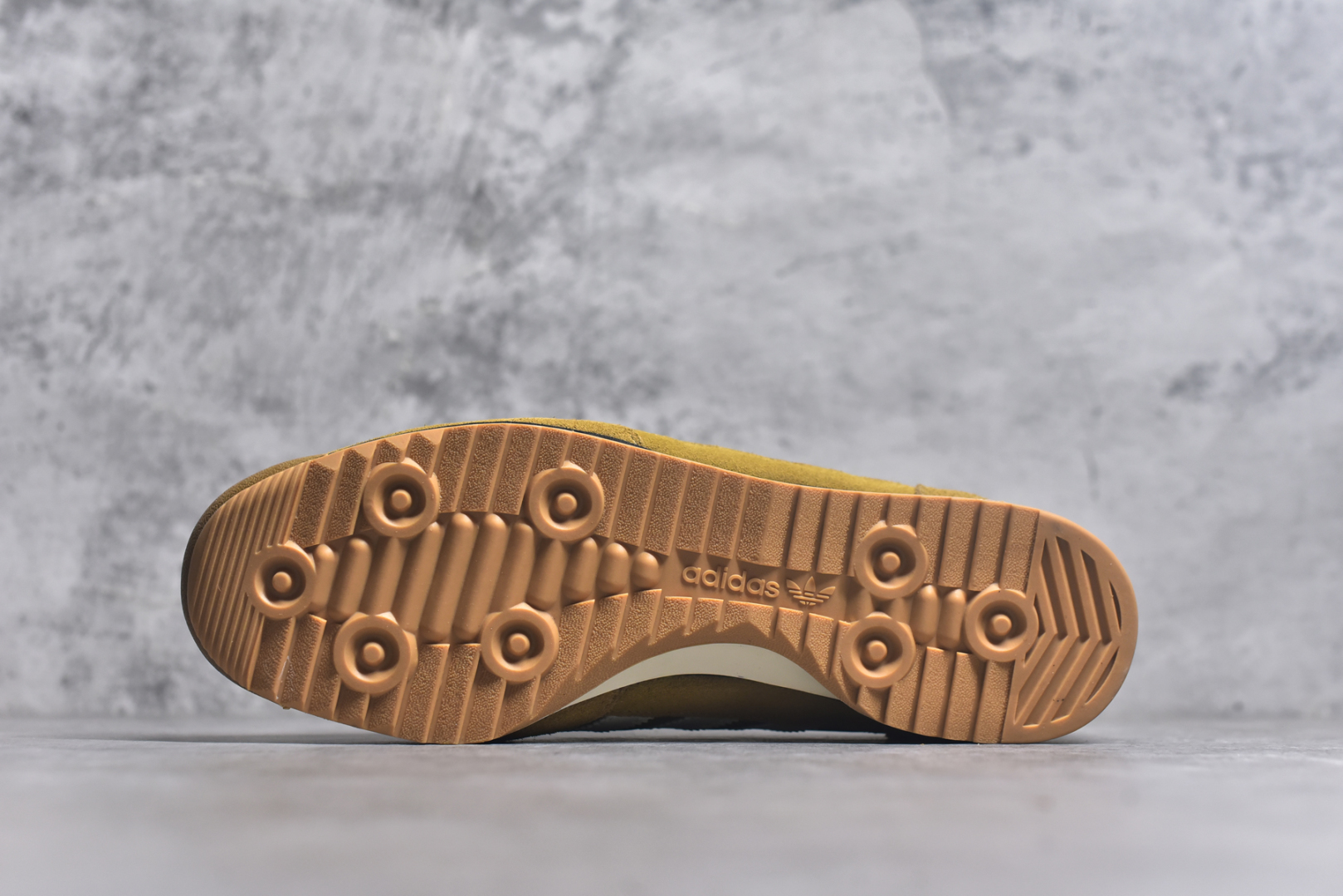 图片[6]-#AD Wmns SL72 OG 系列德训足球风百搭低帮休闲运动板鞋 JH8656 采用高弹EVA+MODEL+RB三层组合底 区别市面RB一体大底 三层组合鞋底重量与原鞋一致 Originals 将有「T 头鞋」造型的诞生于 1972 年的 SL72 鞋款复刻带回 各位买鞋又有新选择了 1972 年 SL72 问世后 引领了后来阿迪达斯的跑鞋发展方向 其中「SL」代表了 Super Light 彰显了产品轻便的特性 1972 年 SL72 问世后 引领了后来阿迪达斯的跑鞋发展方向 其中「SL」代表了 Super Light 彰显了产品轻便的特性 这次 Originals 延续其轻质经典的基因 带来男女两款 SL72 男生款带来 SL72 RS 鞋型 RS 意为 Reshaped（重塑）鞋款在保留了经典的外观基础上 在尼龙材质里增加了填充物 使鞋型更加挺立和饱满 鞋头则更加圆润 鞋底的 EVA 材质则增加了鞋款的高度 女生款则带来 SL72 OG W 鞋型 OG 顾名思义则是致敬经典款式 相较于 RS（Reshaped）鞋款 鞋身更加纤细 其整体鞋身轮廓、线条、细节、材质上尊崇 70 年代 SL72 的设计 还原经典味道 尺码：36 36⅔ 37⅓ 38 38⅔ 39⅓ 40 40⅔ 41⅓ 42 42⅔ 43⅓ 44 44⅔ 45-选品中心