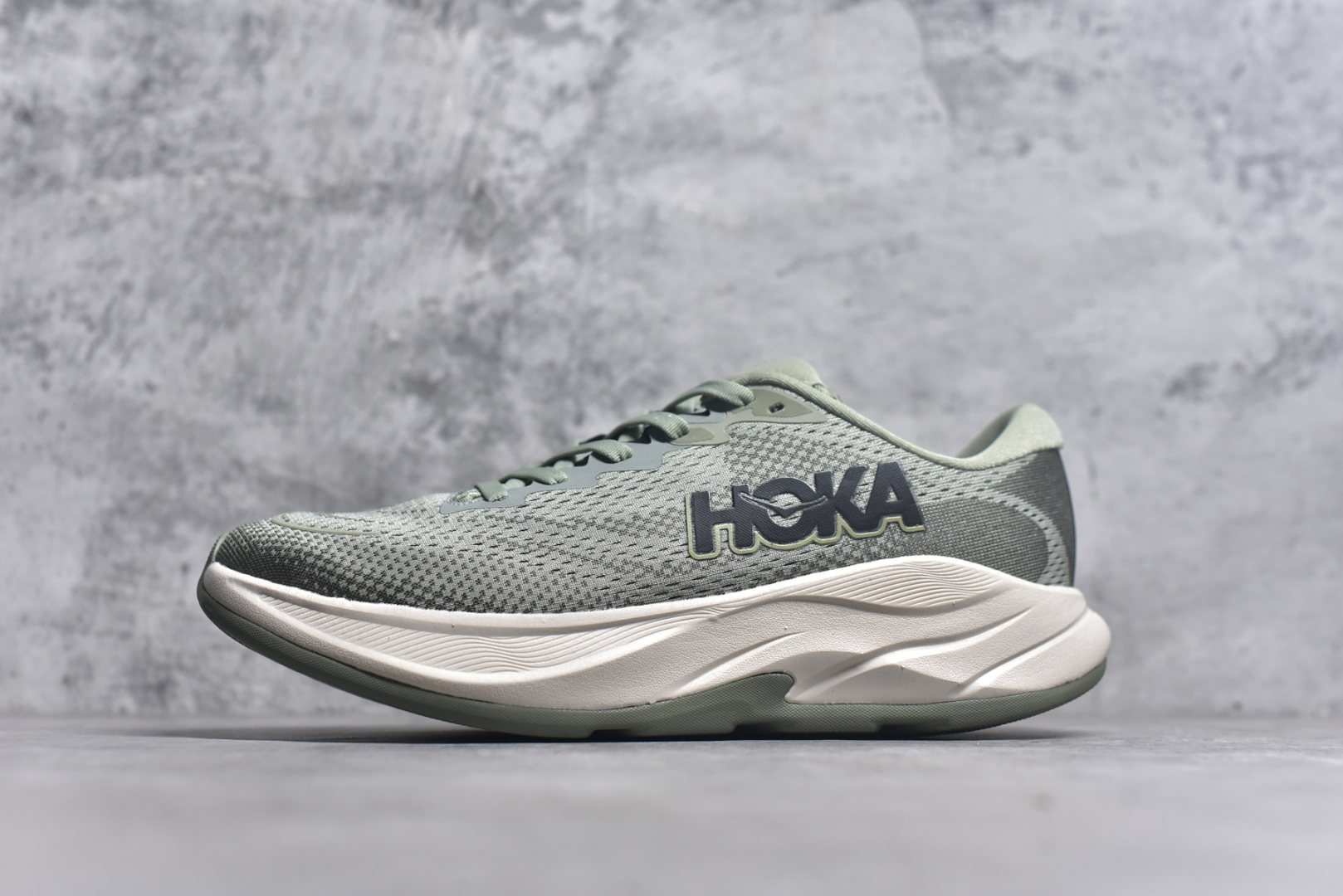 #HOKA ONE ONE RINCON 4 舒适防滑耐磨低帮休闲跑步鞋 Rincon 4 是一款日常训练用的跑步鞋，踩上去的感觉很结实。它适合中短距离跑步，但如果您习惯于稍硬的感觉，也可以用于长距离跑步。但它的速度不够快，不能作为速度训练鞋，也不够柔软，不能作为恢复训练鞋，日常里程跑才是它的优势所在。如果您想尝试 Hoka 跑鞋，又想享受极具竞争力的价格，那就试试这款鞋吧。尺码：36 36.5 37.5 38 38.5 39 40 40.5 41 42 42.5 43 44 44.5 45-选品中心