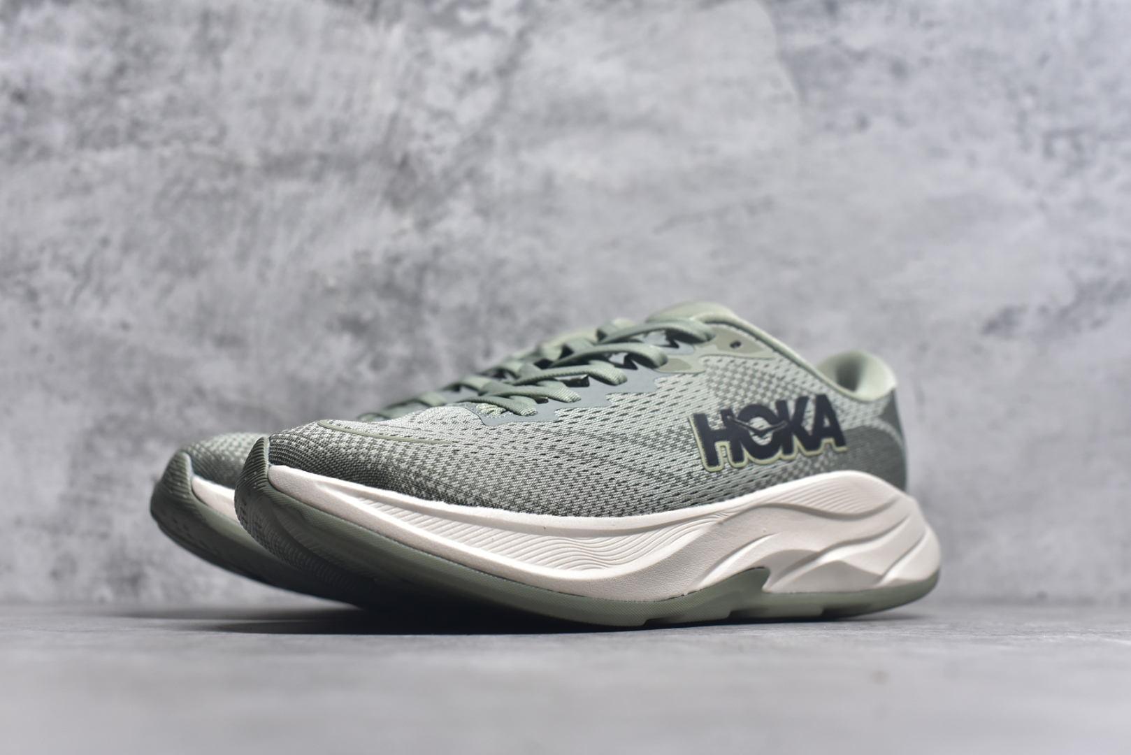图片[2]-#HOKA ONE ONE RINCON 4 舒适防滑耐磨低帮休闲跑步鞋 Rincon 4 是一款日常训练用的跑步鞋，踩上去的感觉很结实。它适合中短距离跑步，但如果您习惯于稍硬的感觉，也可以用于长距离跑步。但它的速度不够快，不能作为速度训练鞋，也不够柔软，不能作为恢复训练鞋，日常里程跑才是它的优势所在。如果您想尝试 Hoka 跑鞋，又想享受极具竞争力的价格，那就试试这款鞋吧。尺码：36 36.5 37.5 38 38.5 39 40 40.5 41 42 42.5 43 44 44.5 45-选品中心