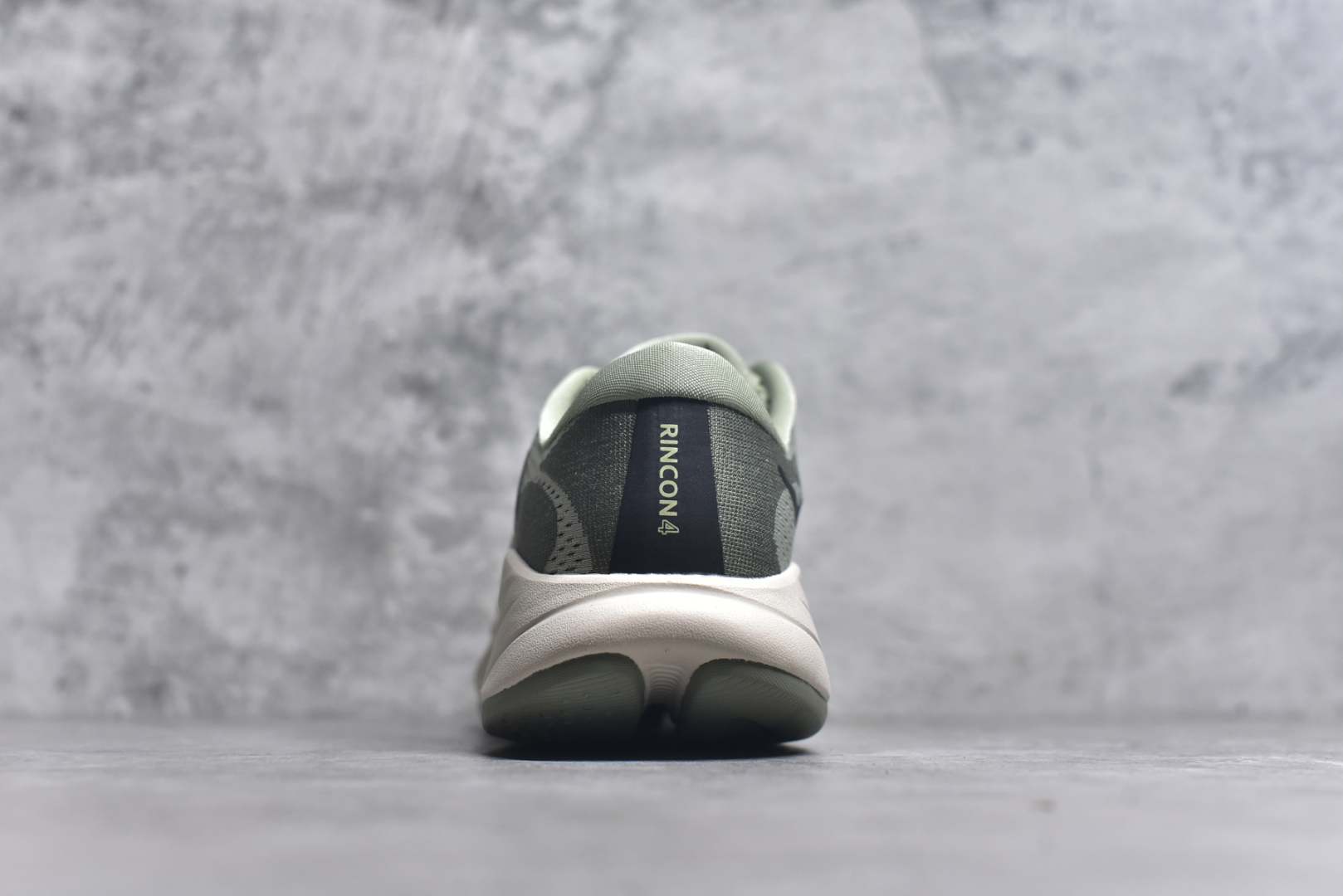 图片[5]-#HOKA ONE ONE RINCON 4 舒适防滑耐磨低帮休闲跑步鞋 Rincon 4 是一款日常训练用的跑步鞋，踩上去的感觉很结实。它适合中短距离跑步，但如果您习惯于稍硬的感觉，也可以用于长距离跑步。但它的速度不够快，不能作为速度训练鞋，也不够柔软，不能作为恢复训练鞋，日常里程跑才是它的优势所在。如果您想尝试 Hoka 跑鞋，又想享受极具竞争力的价格，那就试试这款鞋吧。尺码：36 36.5 37.5 38 38.5 39 40 40.5 41 42 42.5 43 44 44.5 45-选品中心
