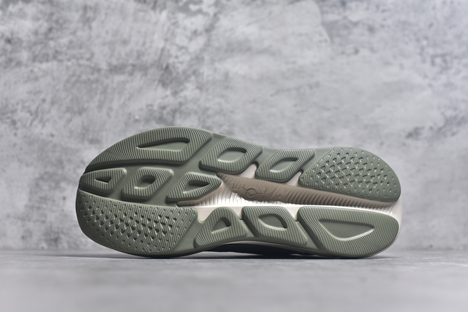 图片[6]-#HOKA ONE ONE RINCON 4 舒适防滑耐磨低帮休闲跑步鞋 Rincon 4 是一款日常训练用的跑步鞋，踩上去的感觉很结实。它适合中短距离跑步，但如果您习惯于稍硬的感觉，也可以用于长距离跑步。但它的速度不够快，不能作为速度训练鞋，也不够柔软，不能作为恢复训练鞋，日常里程跑才是它的优势所在。如果您想尝试 Hoka 跑鞋，又想享受极具竞争力的价格，那就试试这款鞋吧。尺码：36 36.5 37.5 38 38.5 39 40 40.5 41 42 42.5 43 44 44.5 45-选品中心