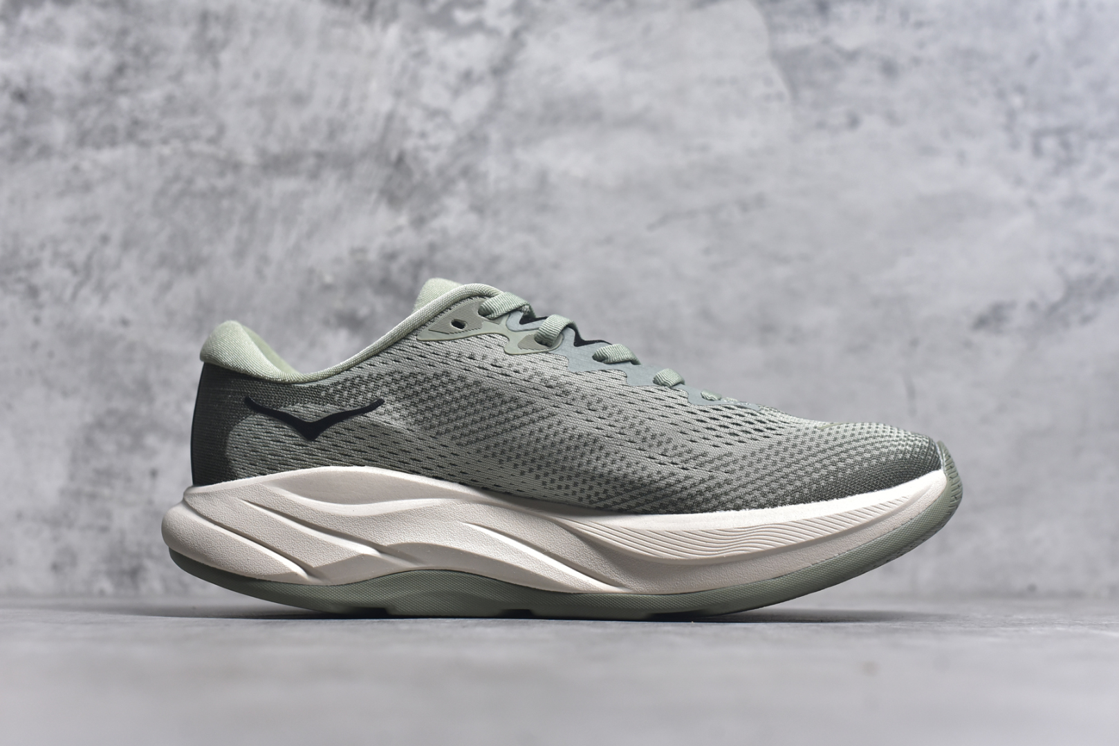 图片[3]-#HOKA ONE ONE RINCON 4 舒适防滑耐磨低帮休闲跑步鞋 Rincon 4 是一款日常训练用的跑步鞋，踩上去的感觉很结实。它适合中短距离跑步，但如果您习惯于稍硬的感觉，也可以用于长距离跑步。但它的速度不够快，不能作为速度训练鞋，也不够柔软，不能作为恢复训练鞋，日常里程跑才是它的优势所在。如果您想尝试 Hoka 跑鞋，又想享受极具竞争力的价格，那就试试这款鞋吧。尺码：36 36.5 37.5 38 38.5 39 40 40.5 41 42 42.5 43 44 44.5 45-选品中心
