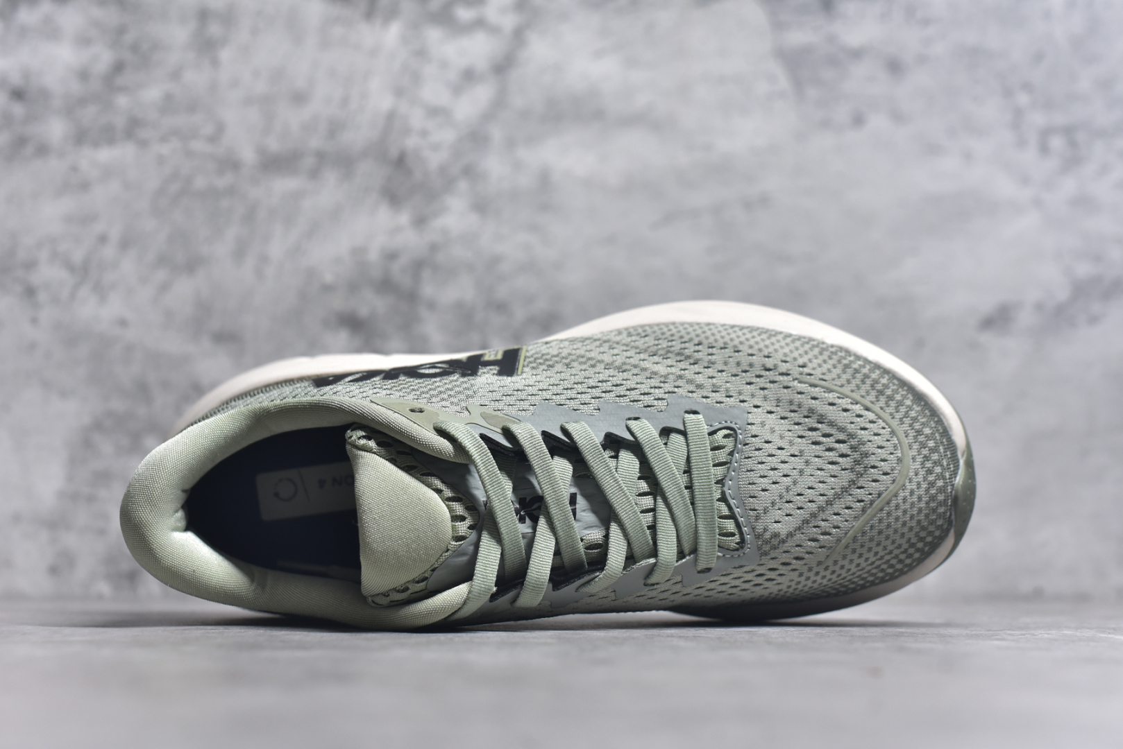 图片[4]-#HOKA ONE ONE RINCON 4 舒适防滑耐磨低帮休闲跑步鞋 Rincon 4 是一款日常训练用的跑步鞋，踩上去的感觉很结实。它适合中短距离跑步，但如果您习惯于稍硬的感觉，也可以用于长距离跑步。但它的速度不够快，不能作为速度训练鞋，也不够柔软，不能作为恢复训练鞋，日常里程跑才是它的优势所在。如果您想尝试 Hoka 跑鞋，又想享受极具竞争力的价格，那就试试这款鞋吧。尺码：36 36.5 37.5 38 38.5 39 40 40.5 41 42 42.5 43 44 44.5 45-选品中心