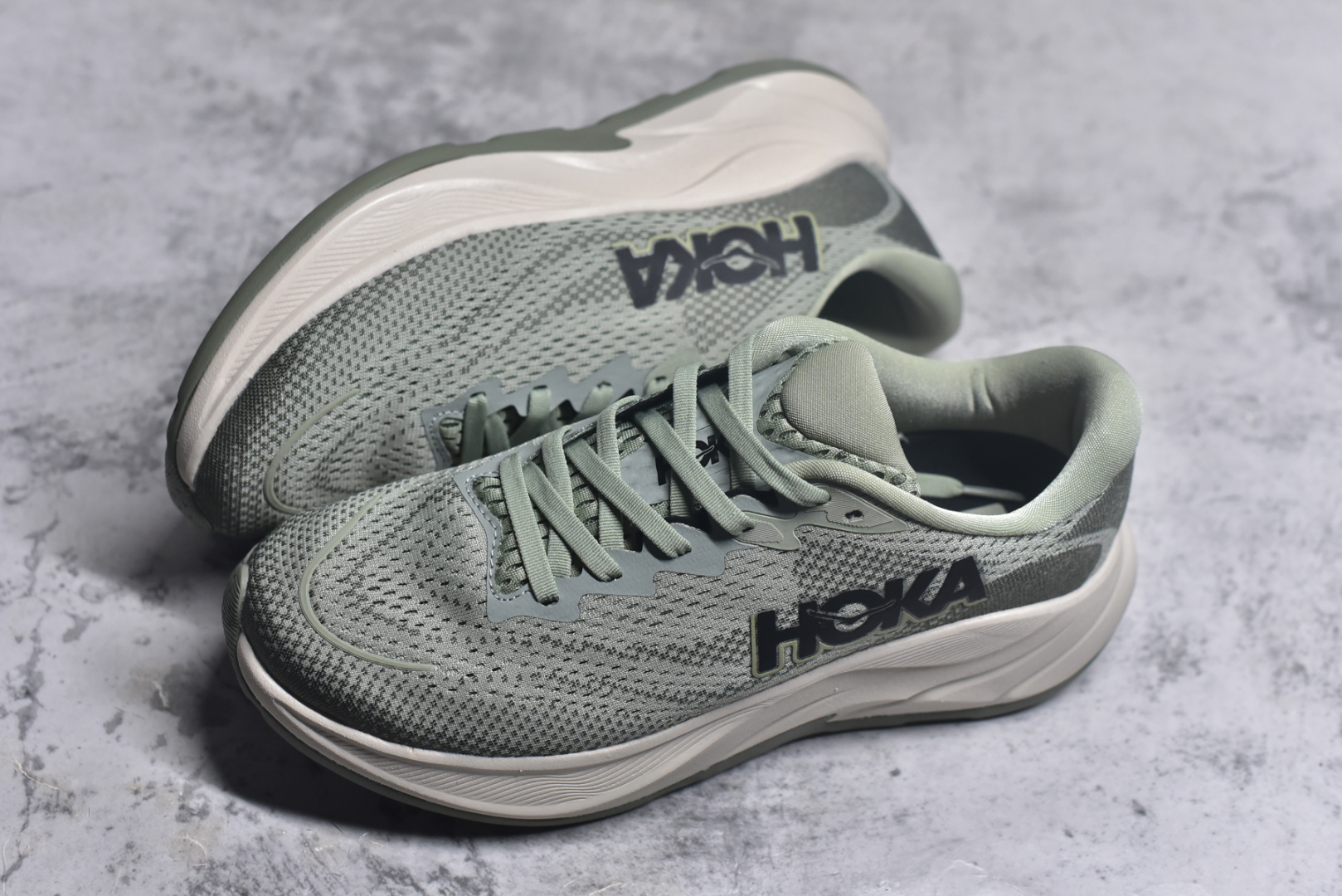 图片[7]-#HOKA ONE ONE RINCON 4 舒适防滑耐磨低帮休闲跑步鞋 Rincon 4 是一款日常训练用的跑步鞋，踩上去的感觉很结实。它适合中短距离跑步，但如果您习惯于稍硬的感觉，也可以用于长距离跑步。但它的速度不够快，不能作为速度训练鞋，也不够柔软，不能作为恢复训练鞋，日常里程跑才是它的优势所在。如果您想尝试 Hoka 跑鞋，又想享受极具竞争力的价格，那就试试这款鞋吧。尺码：36 36.5 37.5 38 38.5 39 40 40.5 41 42 42.5 43 44 44.5 45-选品中心
