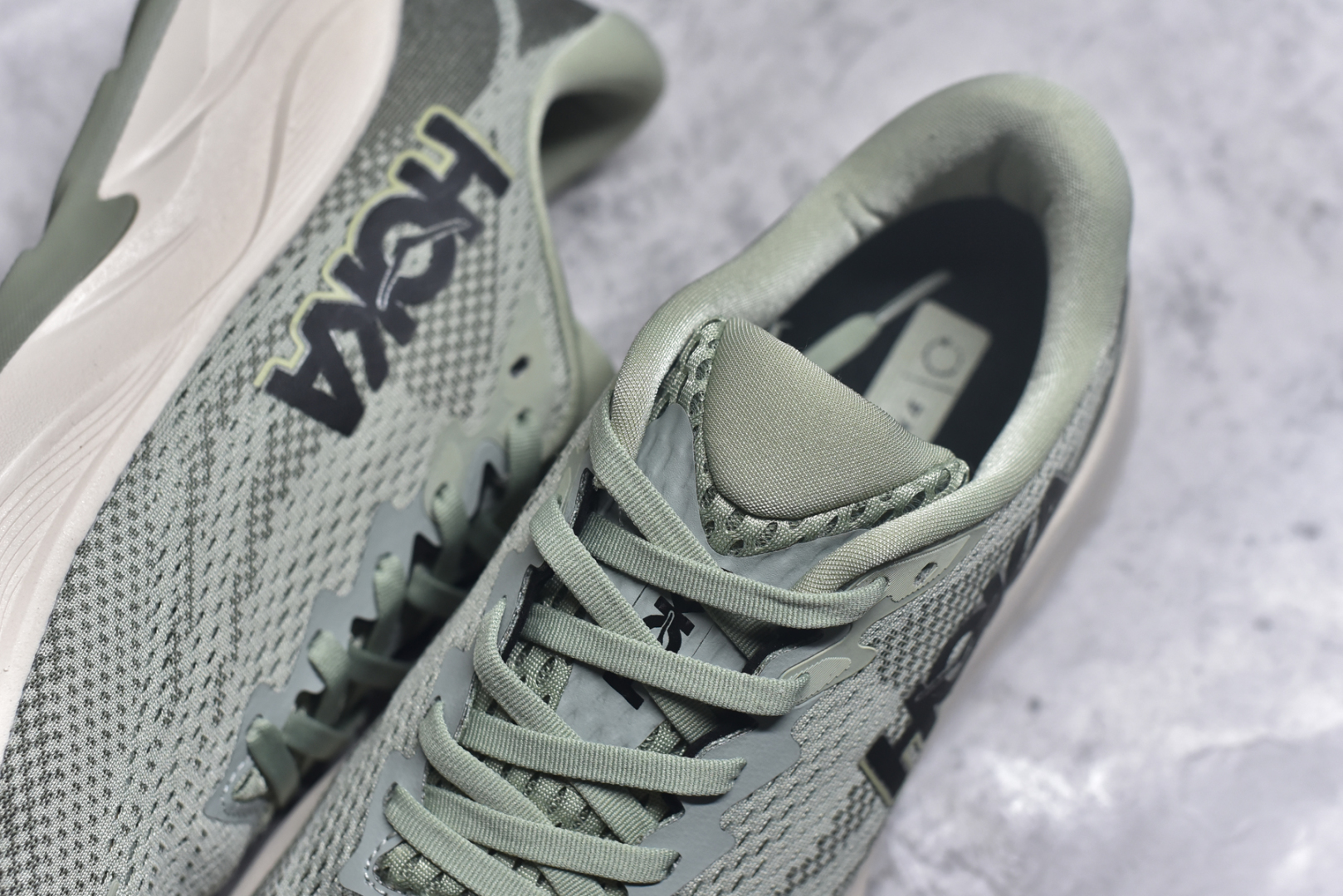 图片[9]-#HOKA ONE ONE RINCON 4 舒适防滑耐磨低帮休闲跑步鞋 Rincon 4 是一款日常训练用的跑步鞋，踩上去的感觉很结实。它适合中短距离跑步，但如果您习惯于稍硬的感觉，也可以用于长距离跑步。但它的速度不够快，不能作为速度训练鞋，也不够柔软，不能作为恢复训练鞋，日常里程跑才是它的优势所在。如果您想尝试 Hoka 跑鞋，又想享受极具竞争力的价格，那就试试这款鞋吧。尺码：36 36.5 37.5 38 38.5 39 40 40.5 41 42 42.5 43 44 44.5 45-选品中心