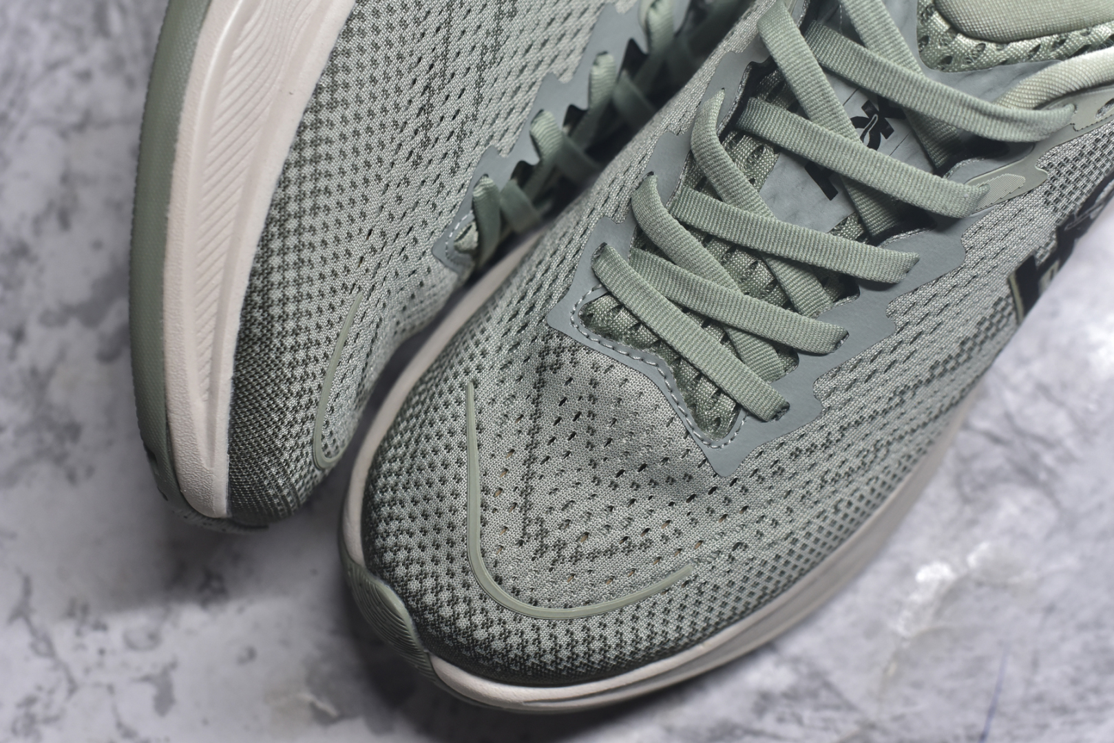 图片[8]-#HOKA ONE ONE RINCON 4 舒适防滑耐磨低帮休闲跑步鞋 Rincon 4 是一款日常训练用的跑步鞋，踩上去的感觉很结实。它适合中短距离跑步，但如果您习惯于稍硬的感觉，也可以用于长距离跑步。但它的速度不够快，不能作为速度训练鞋，也不够柔软，不能作为恢复训练鞋，日常里程跑才是它的优势所在。如果您想尝试 Hoka 跑鞋，又想享受极具竞争力的价格，那就试试这款鞋吧。尺码：36 36.5 37.5 38 38.5 39 40 40.5 41 42 42.5 43 44 44.5 45-选品中心