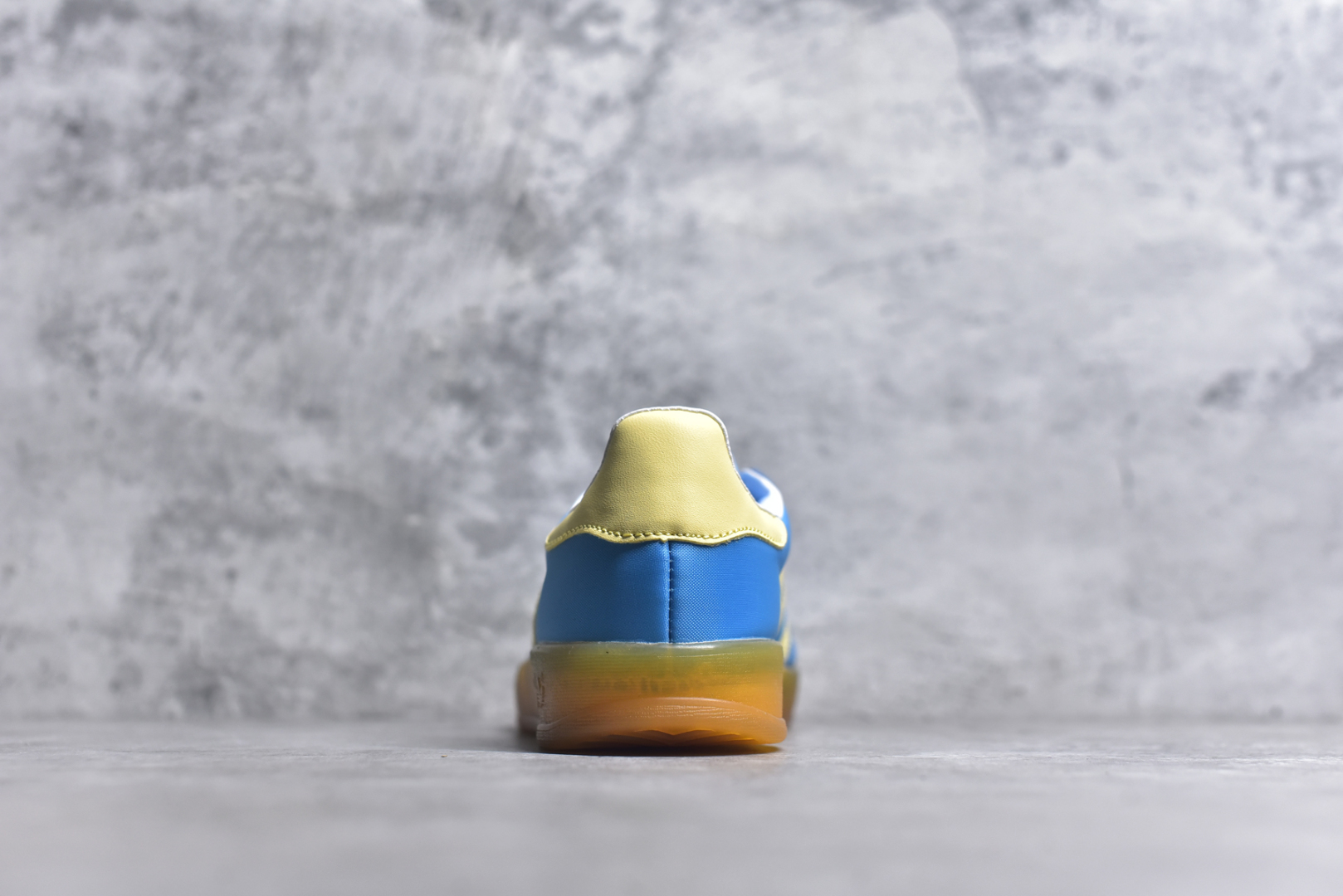 图片[5]-#AD Samba OG FT板鞋 这款桑巴鞋展示了高质量的工艺 带有装饰的超锁缝制和无缝的手感 柔软、柔软的皮革造型和标志性的3条纹完成了精致的外观 正规合身鞋带 鞋面上有绒面鞋垫 橡胶鞋底 享受正畸套筒软感 自50年代首次亮相以来就一直在赢得粉丝的青睐 尺码：36 36.5 37.5 38 38.5 39 40 40.5 41 42 42.5 43 44 44.5 45-选品中心