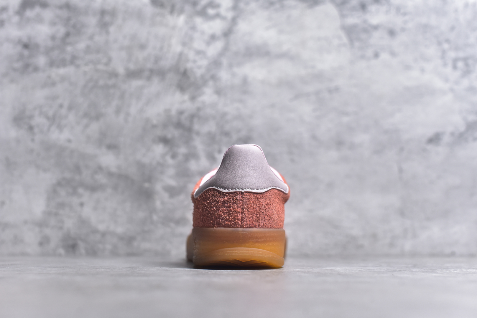 图片[5]-#AD Samba OG FT板鞋 这款桑巴鞋展示了高质量的工艺 带有装饰的超锁缝制和无缝的手感 柔软、柔软的皮革造型和标志性的3条纹完成了精致的外观 正规合身鞋带 鞋面上有绒面鞋垫 橡胶鞋底 享受正畸套筒软感 自50年代首次亮相以来就一直在赢得粉丝的青睐 尺码：36 36.5 37.5 38 38.5 39 40 40.5 41 42 42.5 43 44 44.5 45-选品中心