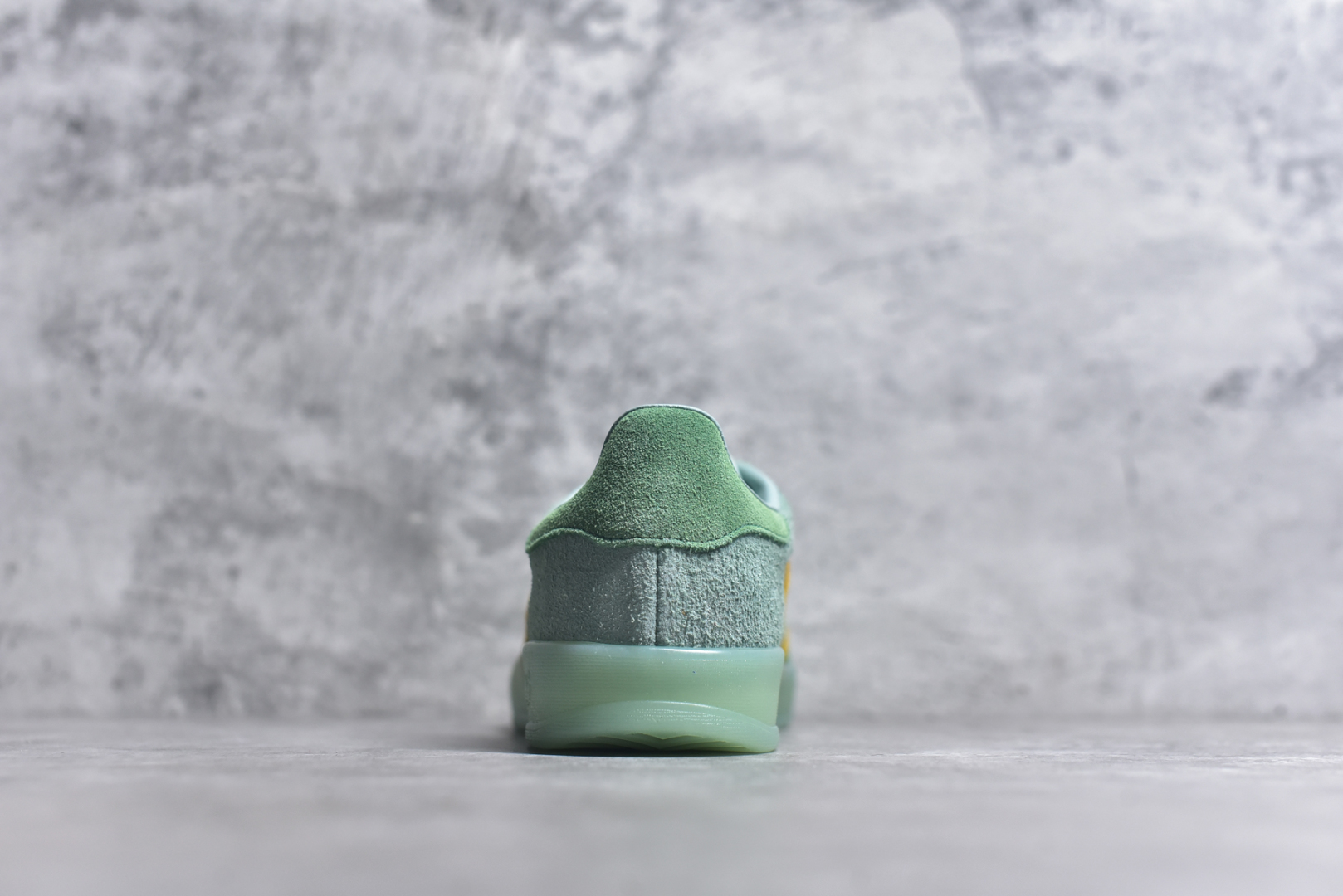 图片[5]-#AD Samba OG FT板鞋 这款桑巴鞋展示了高质量的工艺 带有装饰的超锁缝制和无缝的手感 柔软、柔软的皮革造型和标志性的3条纹完成了精致的外观 正规合身鞋带 鞋面上有绒面鞋垫 橡胶鞋底 享受正畸套筒软感 自50年代首次亮相以来就一直在赢得粉丝的青睐 尺码：36 36.5 37.5 38 38.5 39 40 40.5 41 42 42.5 43 44 44.5 45-选品中心