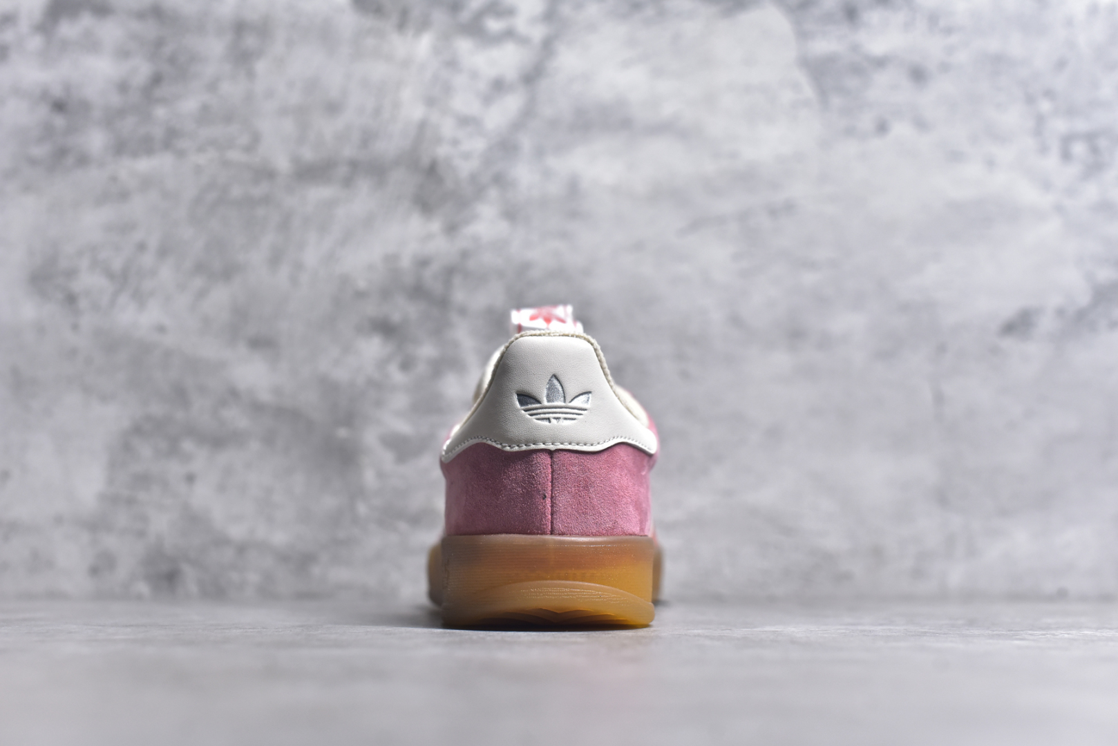 图片[5]-#AD Samba OG FT板鞋 这款桑巴鞋展示了高质量的工艺 带有装饰的超锁缝制和无缝的手感 柔软、柔软的皮革造型和标志性的3条纹完成了精致的外观 正规合身鞋带 鞋面上有绒面鞋垫 橡胶鞋底 享受正畸套筒软感 自50年代首次亮相以来就一直在赢得粉丝的青睐 尺码：36 36.5 37.5 38 38.5 39 40 40.5 41 42 42.5 43 44 44.5 45-选品中心