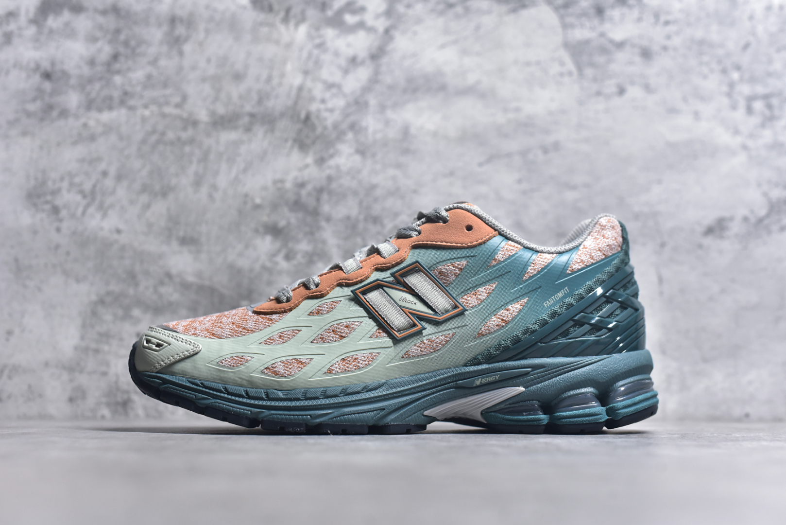 #New Balance M1906R系列 复古老爹防滑耐磨低帮 跑步鞋 男女同款 采用轻质牛剖革拼接透气网眼衬垫织物鞋面材质 T-Beam大底提供足步弓支撑 保持步态稳定 后跟搭载外露缓震胶 网眼衬垫通过不规律的色块实现做旧的美感 泛黄的鞋底更是进一步增添了复古气息 货号：U1906WFB 尺码：36 37 37.5 38 38.5 39.5 40 40.5 41.5 42 42.5 43 44 45 46.5-选品中心