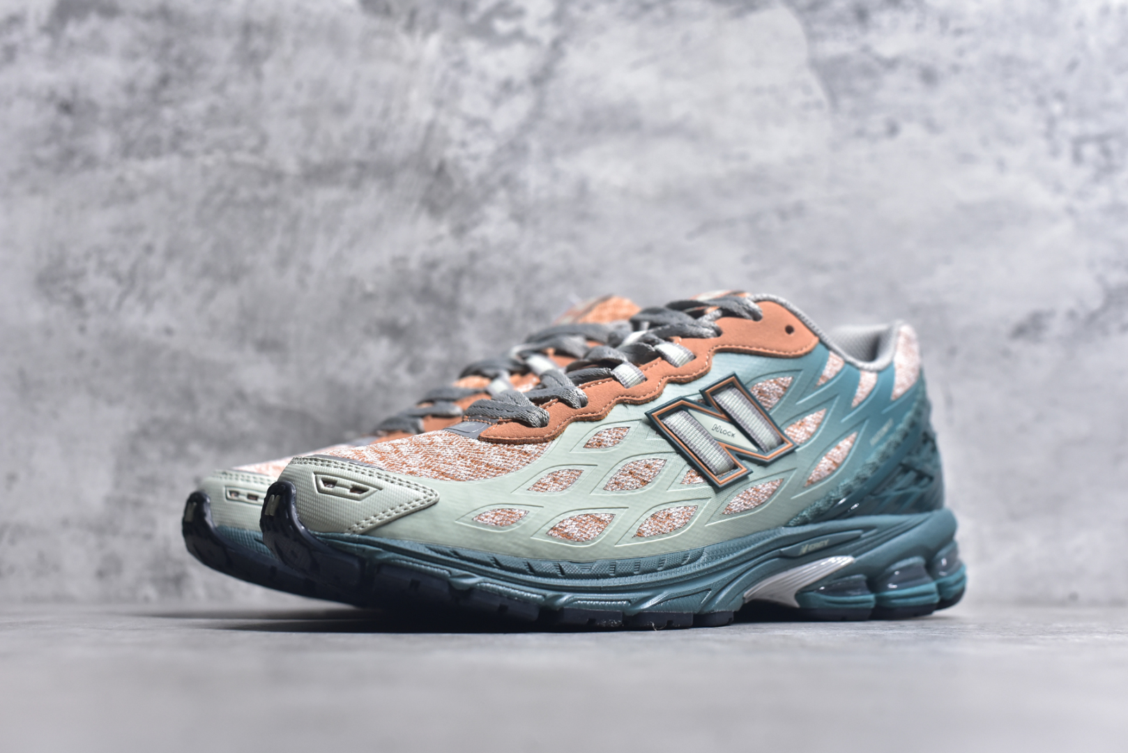 图片[2]-#New Balance M1906R系列 复古老爹防滑耐磨低帮 跑步鞋 男女同款 采用轻质牛剖革拼接透气网眼衬垫织物鞋面材质 T-Beam大底提供足步弓支撑 保持步态稳定 后跟搭载外露缓震胶 网眼衬垫通过不规律的色块实现做旧的美感 泛黄的鞋底更是进一步增添了复古气息 货号：U1906WFB 尺码：36 37 37.5 38 38.5 39.5 40 40.5 41.5 42 42.5 43 44 45 46.5-选品中心