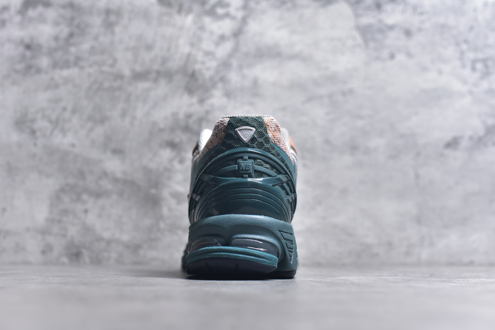图片[5]-#New Balance M1906R系列 复古老爹防滑耐磨低帮 跑步鞋 男女同款 采用轻质牛剖革拼接透气网眼衬垫织物鞋面材质 T-Beam大底提供足步弓支撑 保持步态稳定 后跟搭载外露缓震胶 网眼衬垫通过不规律的色块实现做旧的美感 泛黄的鞋底更是进一步增添了复古气息 货号：U1906WFB 尺码：36 37 37.5 38 38.5 39.5 40 40.5 41.5 42 42.5 43 44 45 46.5-选品中心