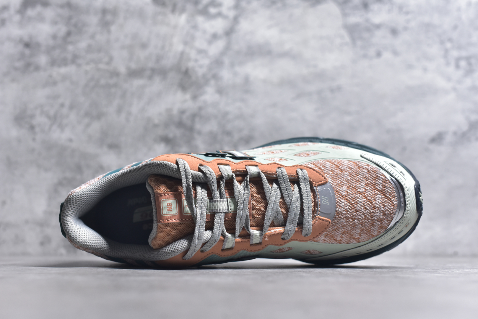 图片[4]-#New Balance M1906R系列 复古老爹防滑耐磨低帮 跑步鞋 男女同款 采用轻质牛剖革拼接透气网眼衬垫织物鞋面材质 T-Beam大底提供足步弓支撑 保持步态稳定 后跟搭载外露缓震胶 网眼衬垫通过不规律的色块实现做旧的美感 泛黄的鞋底更是进一步增添了复古气息 货号：U1906WFB 尺码：36 37 37.5 38 38.5 39.5 40 40.5 41.5 42 42.5 43 44 45 46.5-选品中心