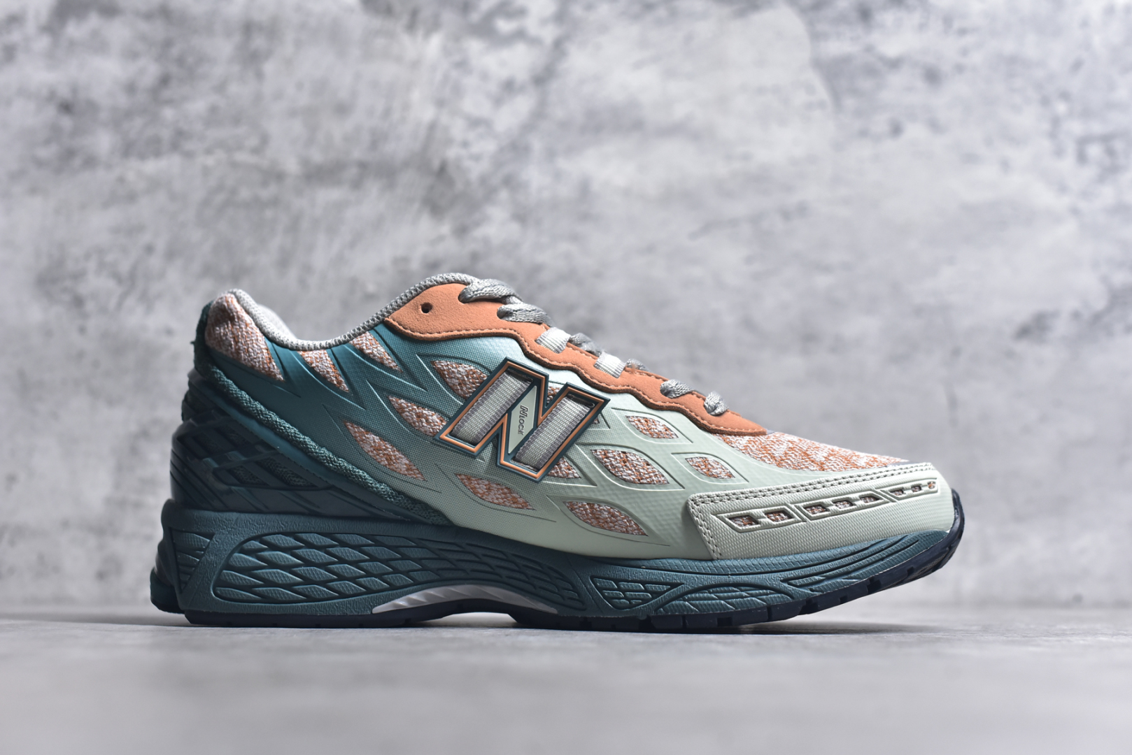 图片[3]-#New Balance M1906R系列 复古老爹防滑耐磨低帮 跑步鞋 男女同款 采用轻质牛剖革拼接透气网眼衬垫织物鞋面材质 T-Beam大底提供足步弓支撑 保持步态稳定 后跟搭载外露缓震胶 网眼衬垫通过不规律的色块实现做旧的美感 泛黄的鞋底更是进一步增添了复古气息 货号：U1906WFB 尺码：36 37 37.5 38 38.5 39.5 40 40.5 41.5 42 42.5 43 44 45 46.5-选品中心