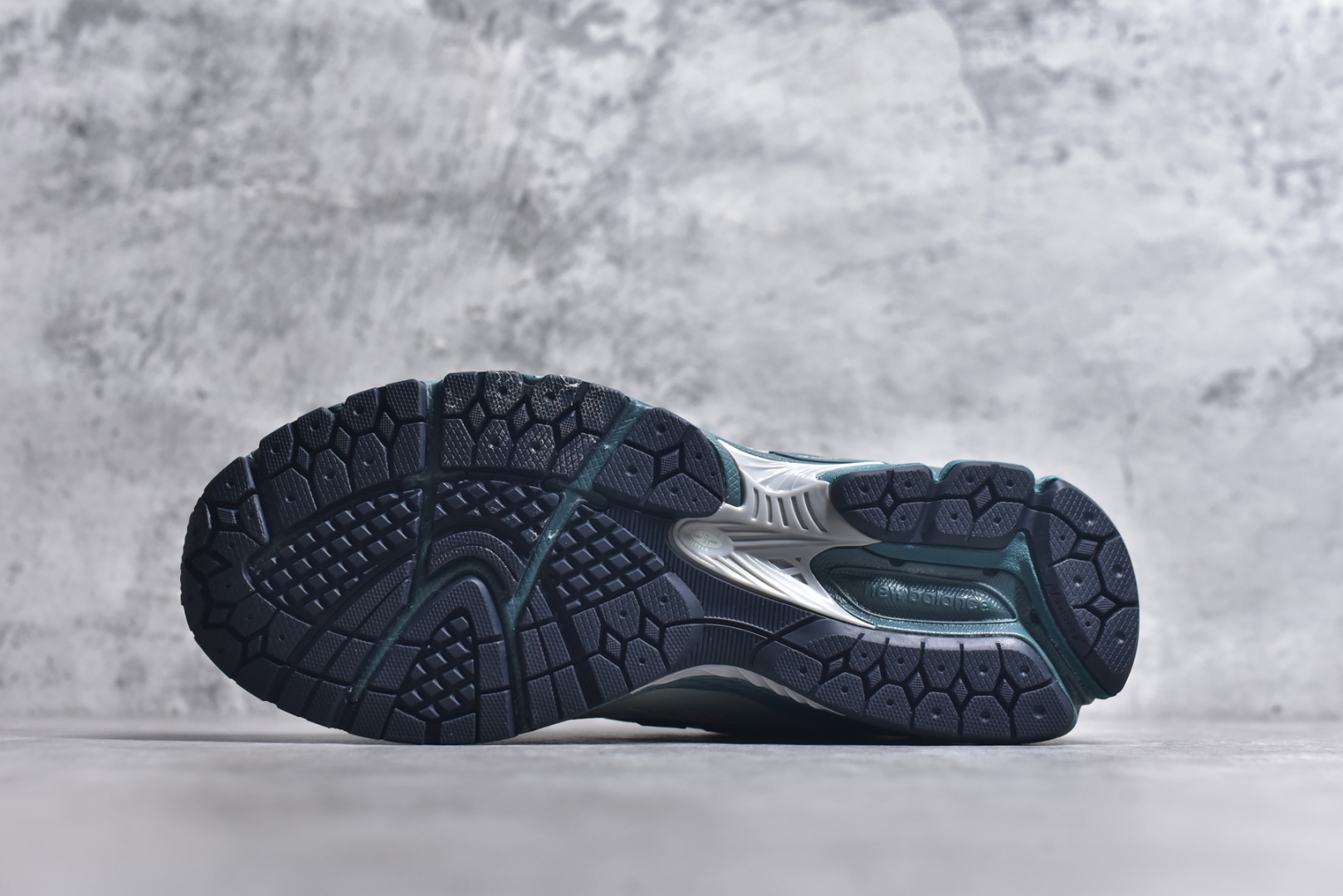 图片[6]-#New Balance M1906R系列 复古老爹防滑耐磨低帮 跑步鞋 男女同款 采用轻质牛剖革拼接透气网眼衬垫织物鞋面材质 T-Beam大底提供足步弓支撑 保持步态稳定 后跟搭载外露缓震胶 网眼衬垫通过不规律的色块实现做旧的美感 泛黄的鞋底更是进一步增添了复古气息 货号：U1906WFB 尺码：36 37 37.5 38 38.5 39.5 40 40.5 41.5 42 42.5 43 44 45 46.5-选品中心