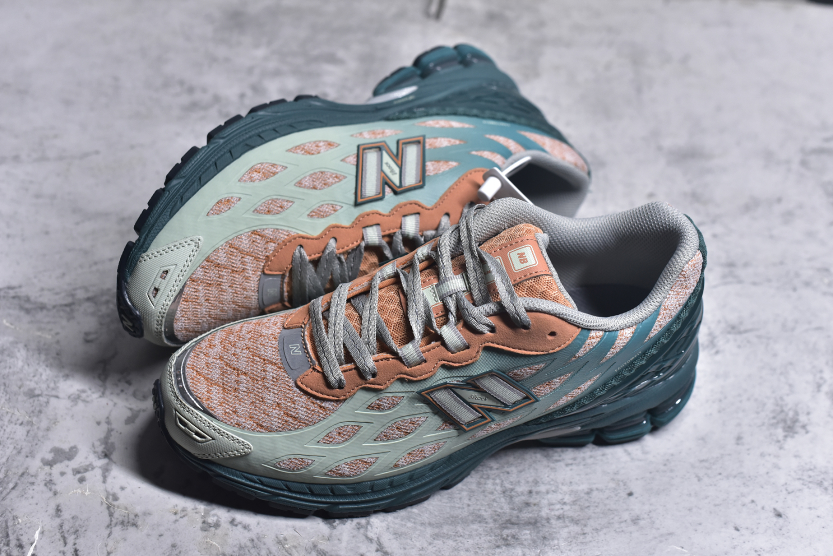 图片[7]-#New Balance M1906R系列 复古老爹防滑耐磨低帮 跑步鞋 男女同款 采用轻质牛剖革拼接透气网眼衬垫织物鞋面材质 T-Beam大底提供足步弓支撑 保持步态稳定 后跟搭载外露缓震胶 网眼衬垫通过不规律的色块实现做旧的美感 泛黄的鞋底更是进一步增添了复古气息 货号：U1906WFB 尺码：36 37 37.5 38 38.5 39.5 40 40.5 41.5 42 42.5 43 44 45 46.5-选品中心