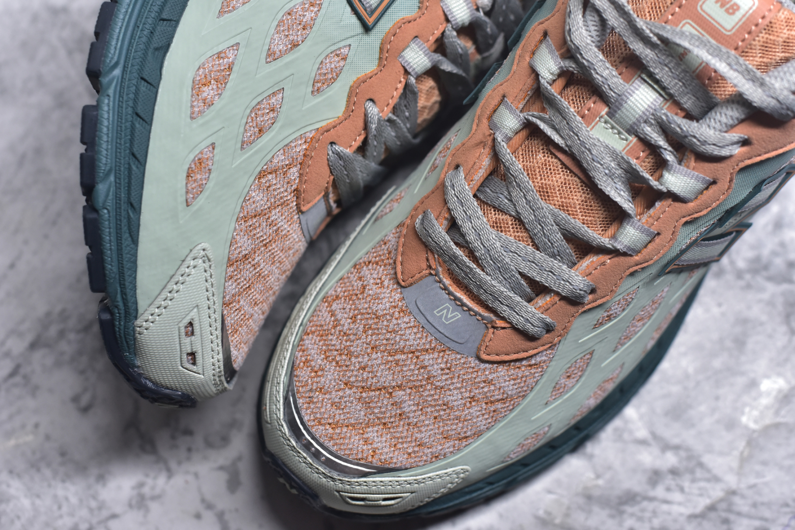 图片[8]-#New Balance M1906R系列 复古老爹防滑耐磨低帮 跑步鞋 男女同款 采用轻质牛剖革拼接透气网眼衬垫织物鞋面材质 T-Beam大底提供足步弓支撑 保持步态稳定 后跟搭载外露缓震胶 网眼衬垫通过不规律的色块实现做旧的美感 泛黄的鞋底更是进一步增添了复古气息 货号：U1906WFB 尺码：36 37 37.5 38 38.5 39.5 40 40.5 41.5 42 42.5 43 44 45 46.5-选品中心