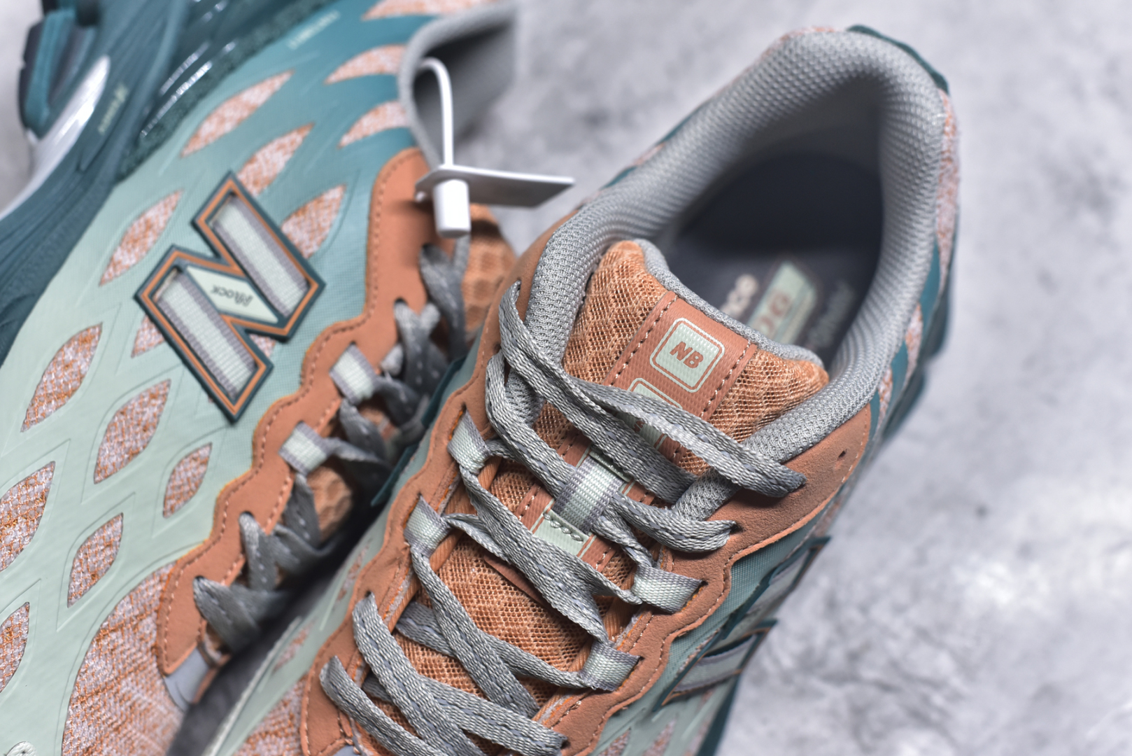 图片[9]-#New Balance M1906R系列 复古老爹防滑耐磨低帮 跑步鞋 男女同款 采用轻质牛剖革拼接透气网眼衬垫织物鞋面材质 T-Beam大底提供足步弓支撑 保持步态稳定 后跟搭载外露缓震胶 网眼衬垫通过不规律的色块实现做旧的美感 泛黄的鞋底更是进一步增添了复古气息 货号：U1906WFB 尺码：36 37 37.5 38 38.5 39.5 40 40.5 41.5 42 42.5 43 44 45 46.5-选品中心