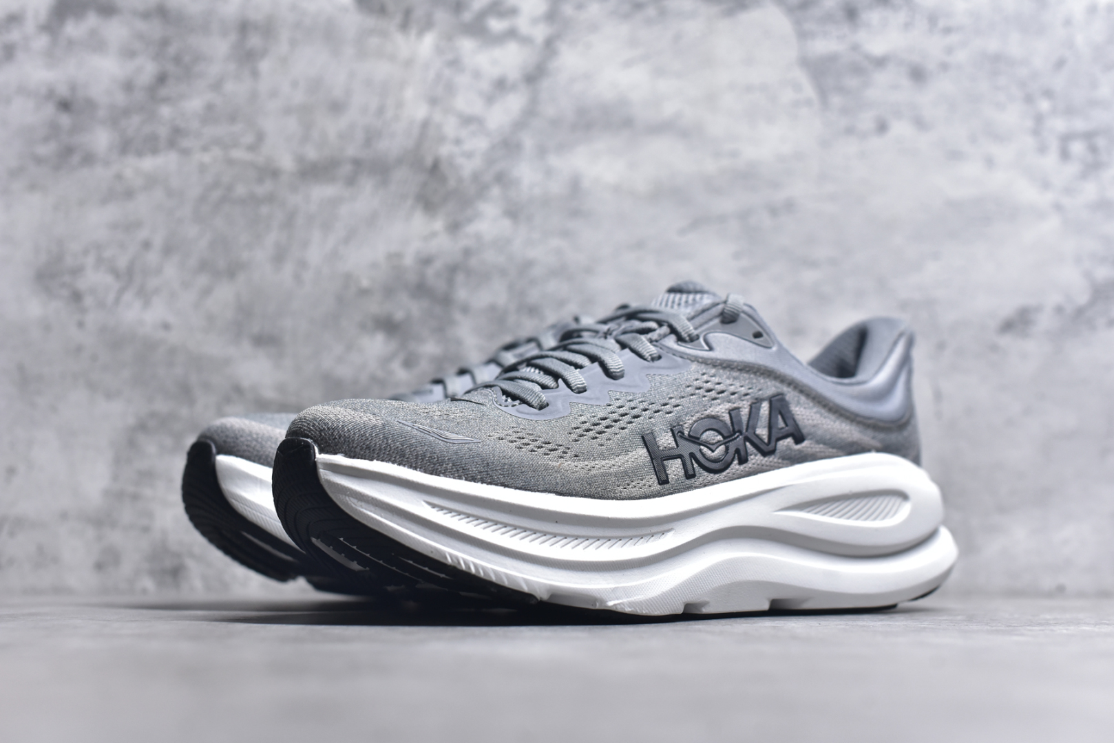 图片[2]-#HOKA ONE ONE Bondi 9 WIDE 邦迪九代舒适防滑耐磨低帮休闲跑步鞋 HOKA ONE ONE是来自美国的跑步鞋知名品牌，创立于2009年，始终致力于为所有跑者提供更新、更好的跑步装备。相比常规跑鞋，HOKA ONE ONE特别研发使用性能独特的几何形跑鞋中底，此种鞋底更厚、更高、回弹性也更好，除了卓越的缓冲性能，它还能內各种阶段的跑者带来更具动感、更加稳定的跑步体验。HOKAONE ONE从设计之初就清楚意识到，要保证跑者步幅的均匀一致，双脚自然而然的运动至关重要。尺码：36 36.5 37.5 38 38.5 39 40 40.5 41 42 42.5 43 44 44.5 45-选品中心
