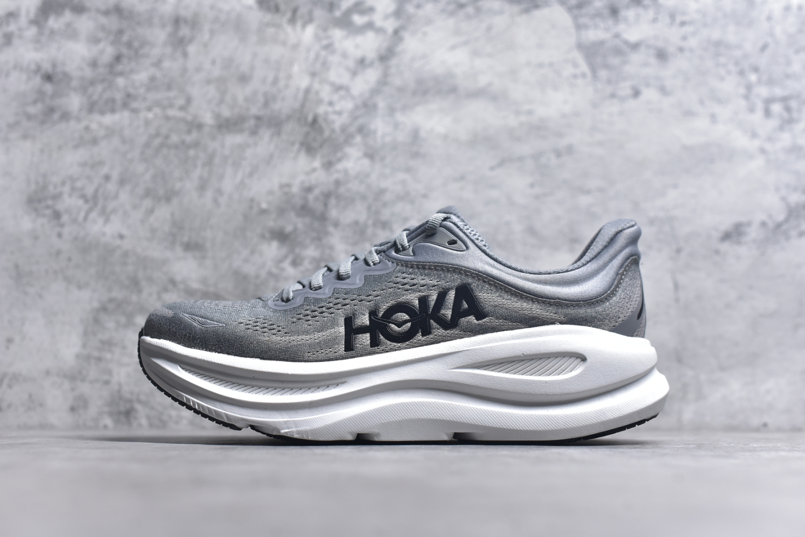 #HOKA ONE ONE Bondi 9 WIDE 邦迪九代舒适防滑耐磨低帮休闲跑步鞋 HOKA ONE ONE是来自美国的跑步鞋知名品牌，创立于2009年，始终致力于为所有跑者提供更新、更好的跑步装备。相比常规跑鞋，HOKA ONE ONE特别研发使用性能独特的几何形跑鞋中底，此种鞋底更厚、更高、回弹性也更好，除了卓越的缓冲性能，它还能內各种阶段的跑者带来更具动感、更加稳定的跑步体验。HOKAONE ONE从设计之初就清楚意识到，要保证跑者步幅的均匀一致，双脚自然而然的运动至关重要。尺码：36 36.5 37.5 38 38.5 39 40 40.5 41 42 42.5 43 44 44.5 45-选品中心