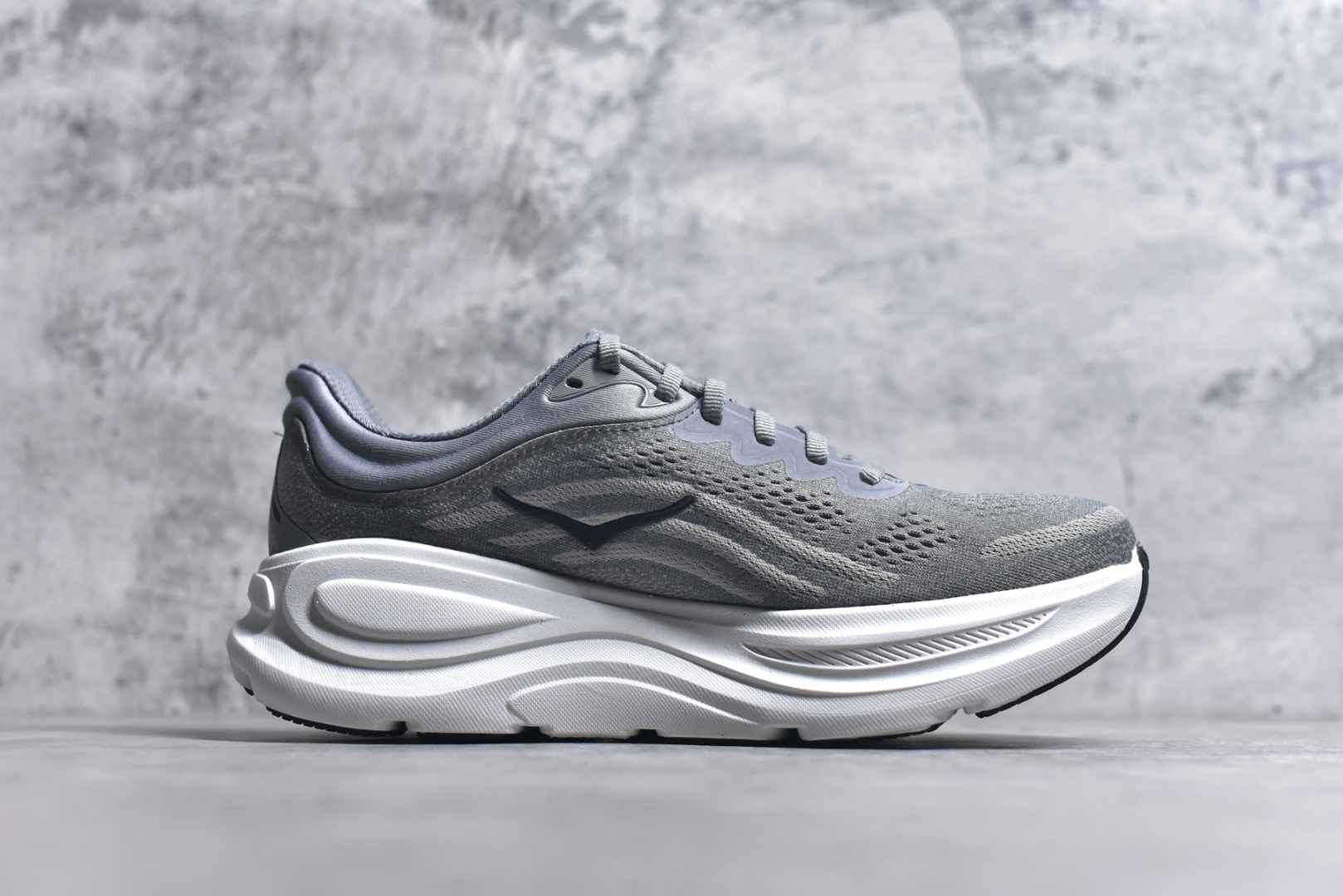 图片[3]-#HOKA ONE ONE Bondi 9 WIDE 邦迪九代舒适防滑耐磨低帮休闲跑步鞋 HOKA ONE ONE是来自美国的跑步鞋知名品牌，创立于2009年，始终致力于为所有跑者提供更新、更好的跑步装备。相比常规跑鞋，HOKA ONE ONE特别研发使用性能独特的几何形跑鞋中底，此种鞋底更厚、更高、回弹性也更好，除了卓越的缓冲性能，它还能內各种阶段的跑者带来更具动感、更加稳定的跑步体验。HOKAONE ONE从设计之初就清楚意识到，要保证跑者步幅的均匀一致，双脚自然而然的运动至关重要。尺码：36 36.5 37.5 38 38.5 39 40 40.5 41 42 42.5 43 44 44.5 45-选品中心