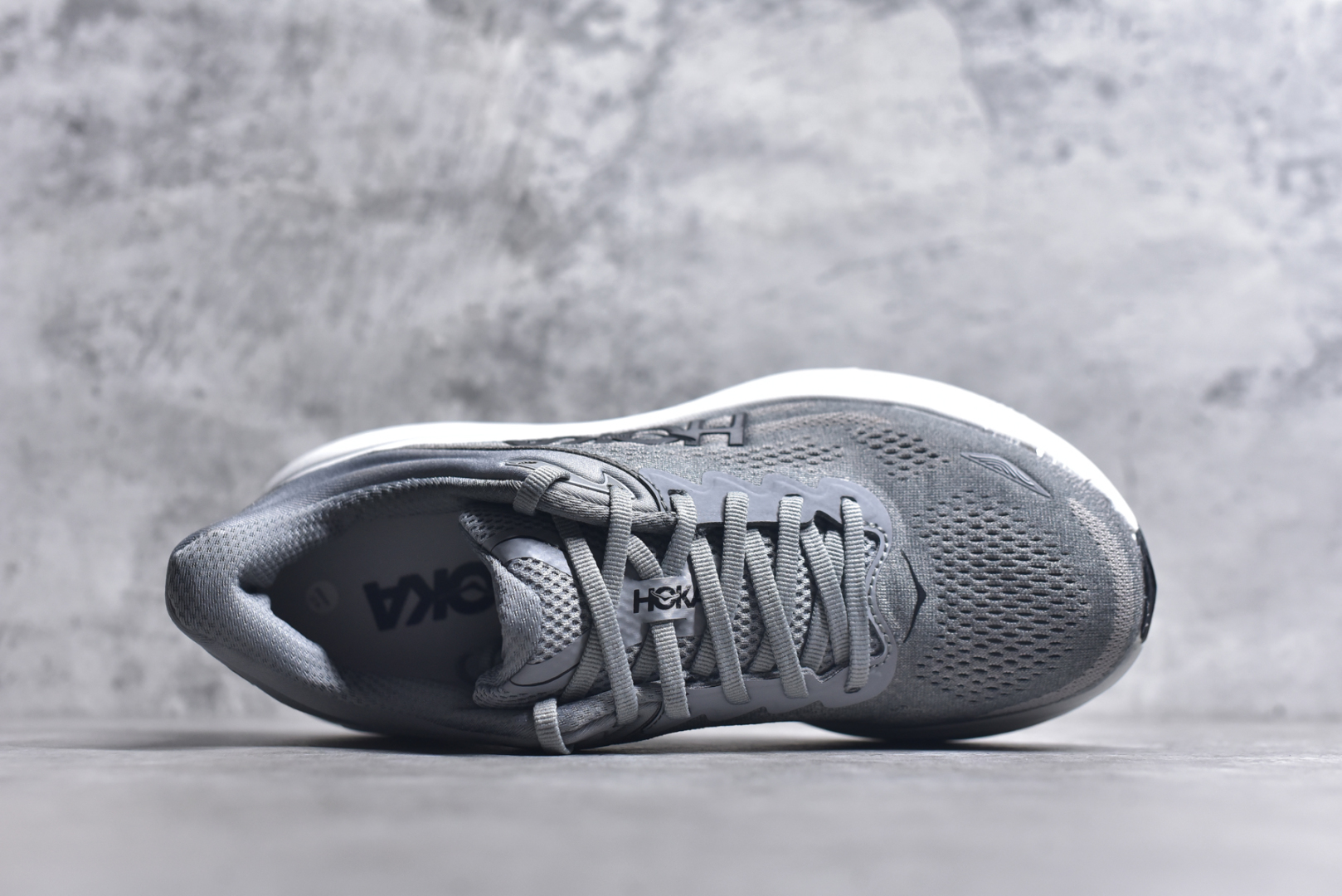 图片[4]-#HOKA ONE ONE Bondi 9 WIDE 邦迪九代舒适防滑耐磨低帮休闲跑步鞋 HOKA ONE ONE是来自美国的跑步鞋知名品牌，创立于2009年，始终致力于为所有跑者提供更新、更好的跑步装备。相比常规跑鞋，HOKA ONE ONE特别研发使用性能独特的几何形跑鞋中底，此种鞋底更厚、更高、回弹性也更好，除了卓越的缓冲性能，它还能內各种阶段的跑者带来更具动感、更加稳定的跑步体验。HOKAONE ONE从设计之初就清楚意识到，要保证跑者步幅的均匀一致，双脚自然而然的运动至关重要。尺码：36 36.5 37.5 38 38.5 39 40 40.5 41 42 42.5 43 44 44.5 45-选品中心