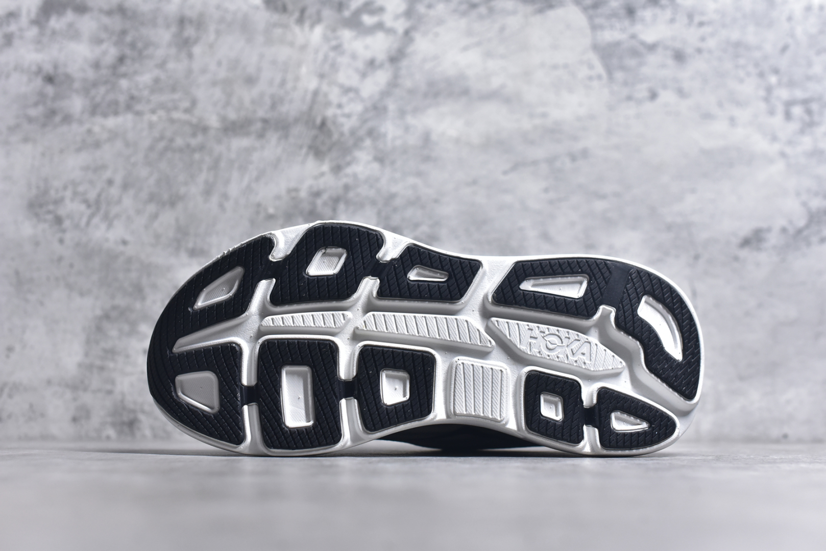 图片[6]-#HOKA ONE ONE Bondi 9 WIDE 邦迪九代舒适防滑耐磨低帮休闲跑步鞋 HOKA ONE ONE是来自美国的跑步鞋知名品牌，创立于2009年，始终致力于为所有跑者提供更新、更好的跑步装备。相比常规跑鞋，HOKA ONE ONE特别研发使用性能独特的几何形跑鞋中底，此种鞋底更厚、更高、回弹性也更好，除了卓越的缓冲性能，它还能內各种阶段的跑者带来更具动感、更加稳定的跑步体验。HOKAONE ONE从设计之初就清楚意识到，要保证跑者步幅的均匀一致，双脚自然而然的运动至关重要。尺码：36 36.5 37.5 38 38.5 39 40 40.5 41 42 42.5 43 44 44.5 45-选品中心