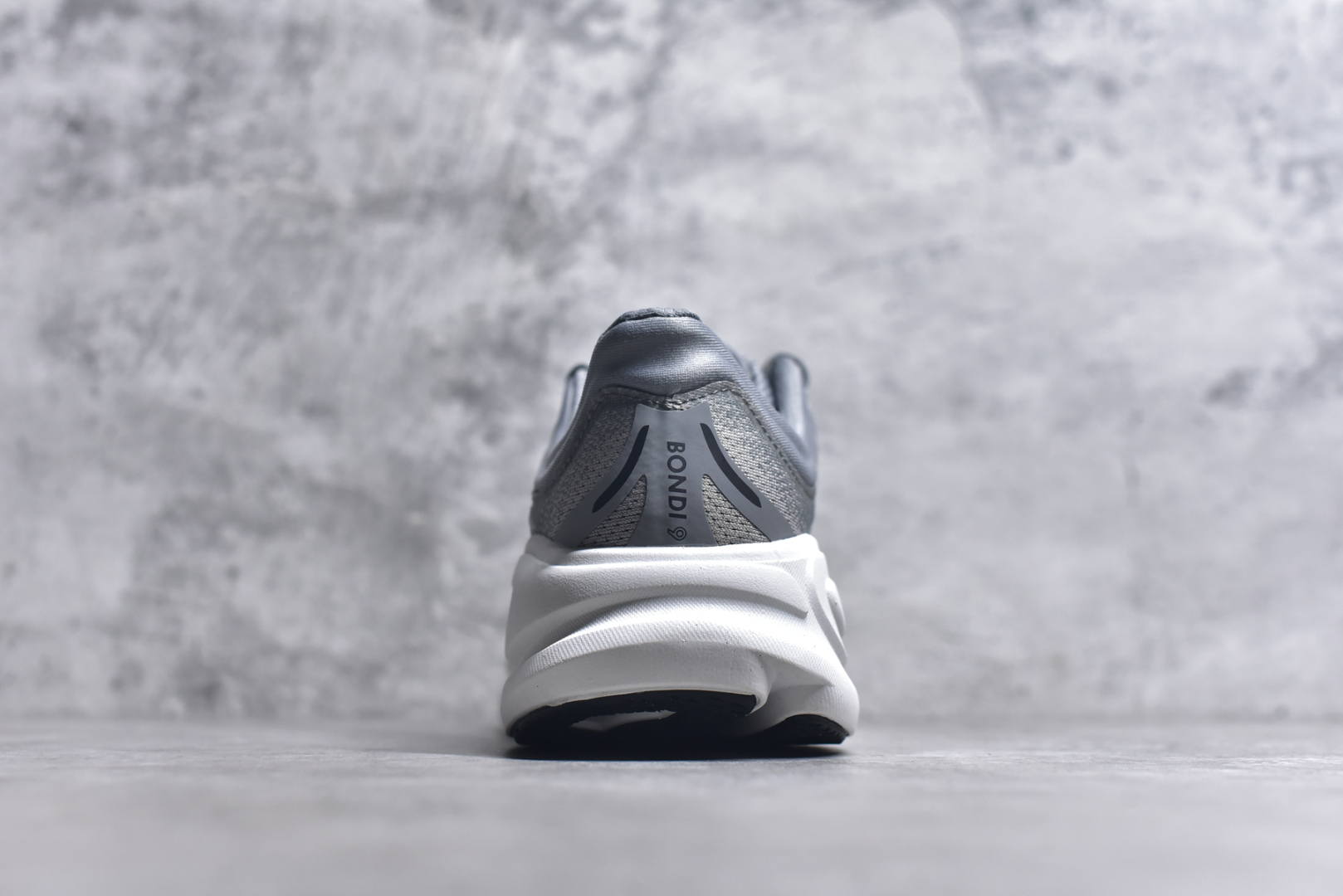 图片[5]-#HOKA ONE ONE Bondi 9 WIDE 邦迪九代舒适防滑耐磨低帮休闲跑步鞋 HOKA ONE ONE是来自美国的跑步鞋知名品牌，创立于2009年，始终致力于为所有跑者提供更新、更好的跑步装备。相比常规跑鞋，HOKA ONE ONE特别研发使用性能独特的几何形跑鞋中底，此种鞋底更厚、更高、回弹性也更好，除了卓越的缓冲性能，它还能內各种阶段的跑者带来更具动感、更加稳定的跑步体验。HOKAONE ONE从设计之初就清楚意识到，要保证跑者步幅的均匀一致，双脚自然而然的运动至关重要。尺码：36 36.5 37.5 38 38.5 39 40 40.5 41 42 42.5 43 44 44.5 45-选品中心